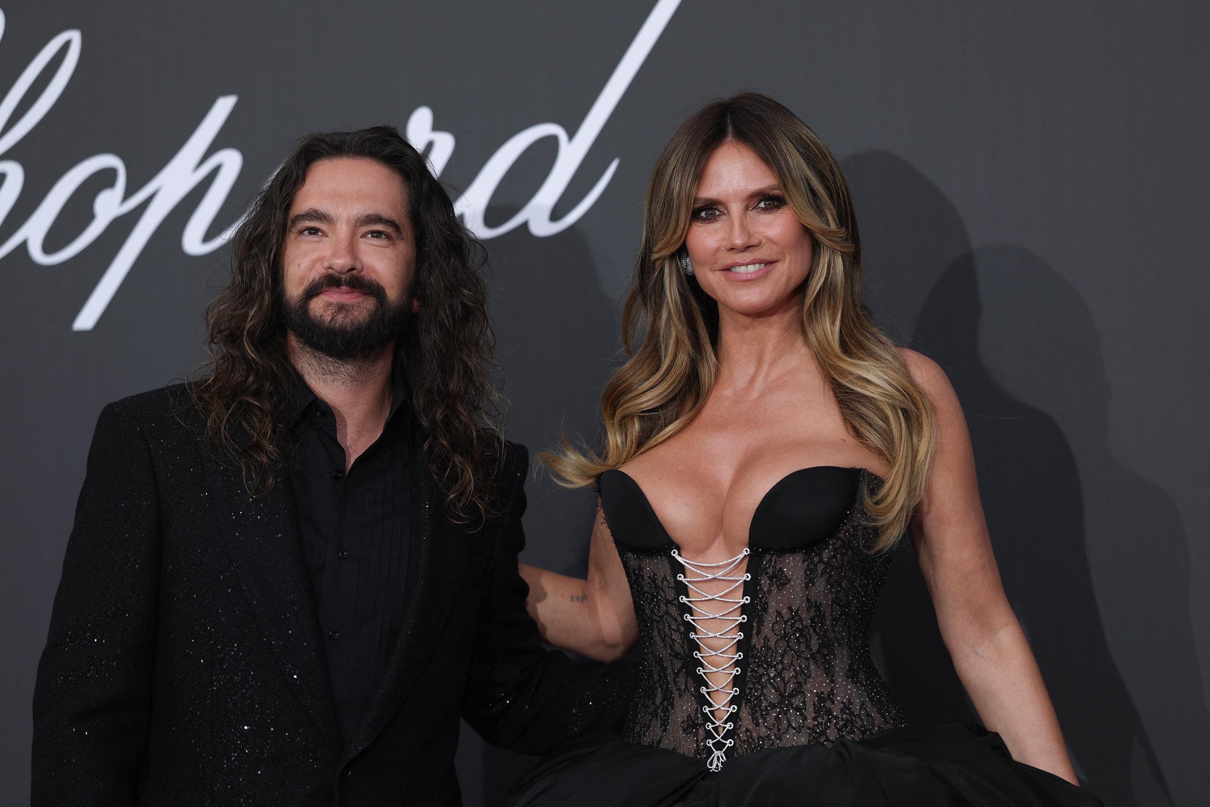 Heidi Klum pose aux côtés de son mari Tom Kaulitz, dont le regard inattendu sur les changements de son corps a remis en question les pressions auxquelles elle avait dû faire face tout au long de sa carrière de mannequin. | Source : Getty Images