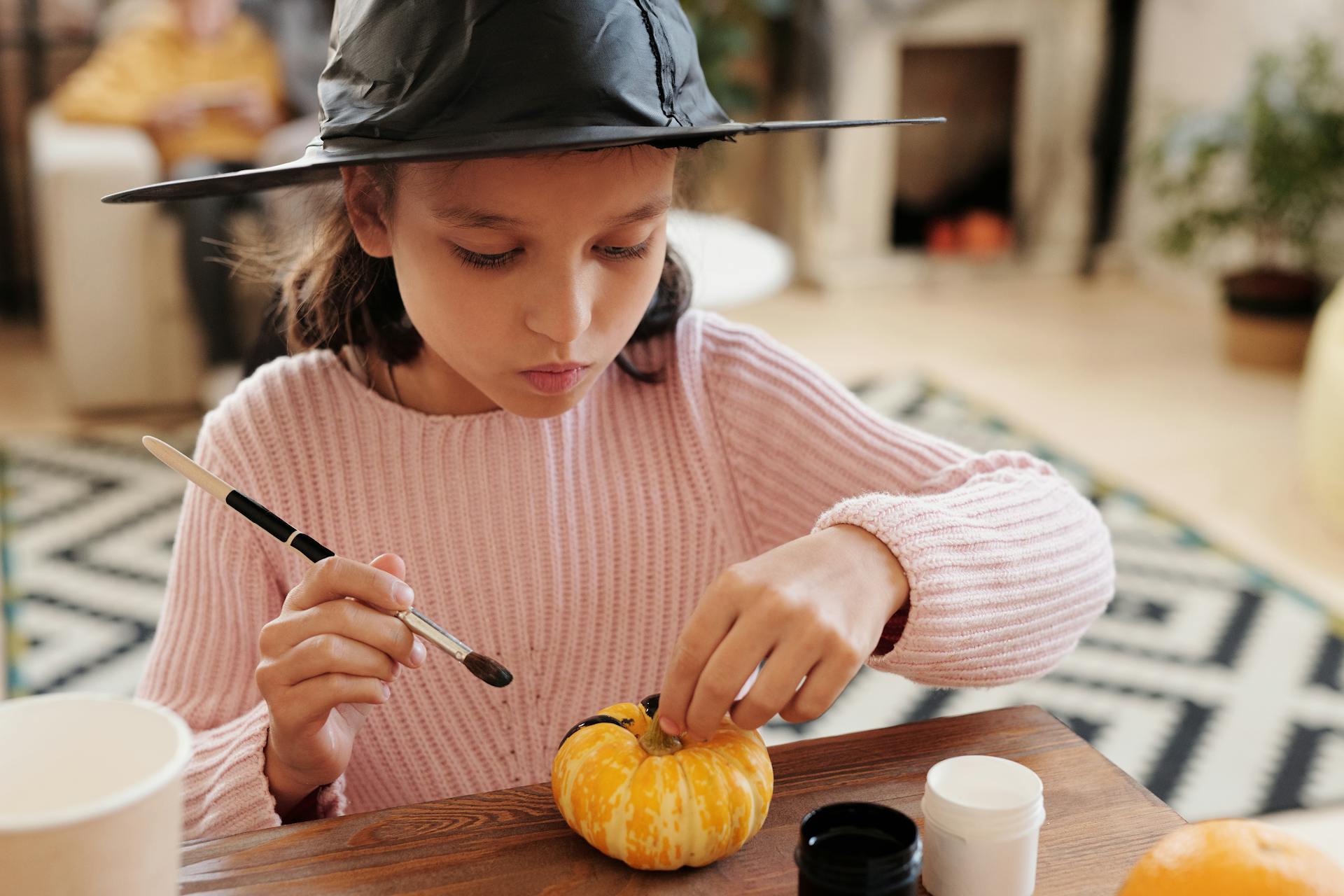 Une fille qui peint une citrouille | Source : Pexels