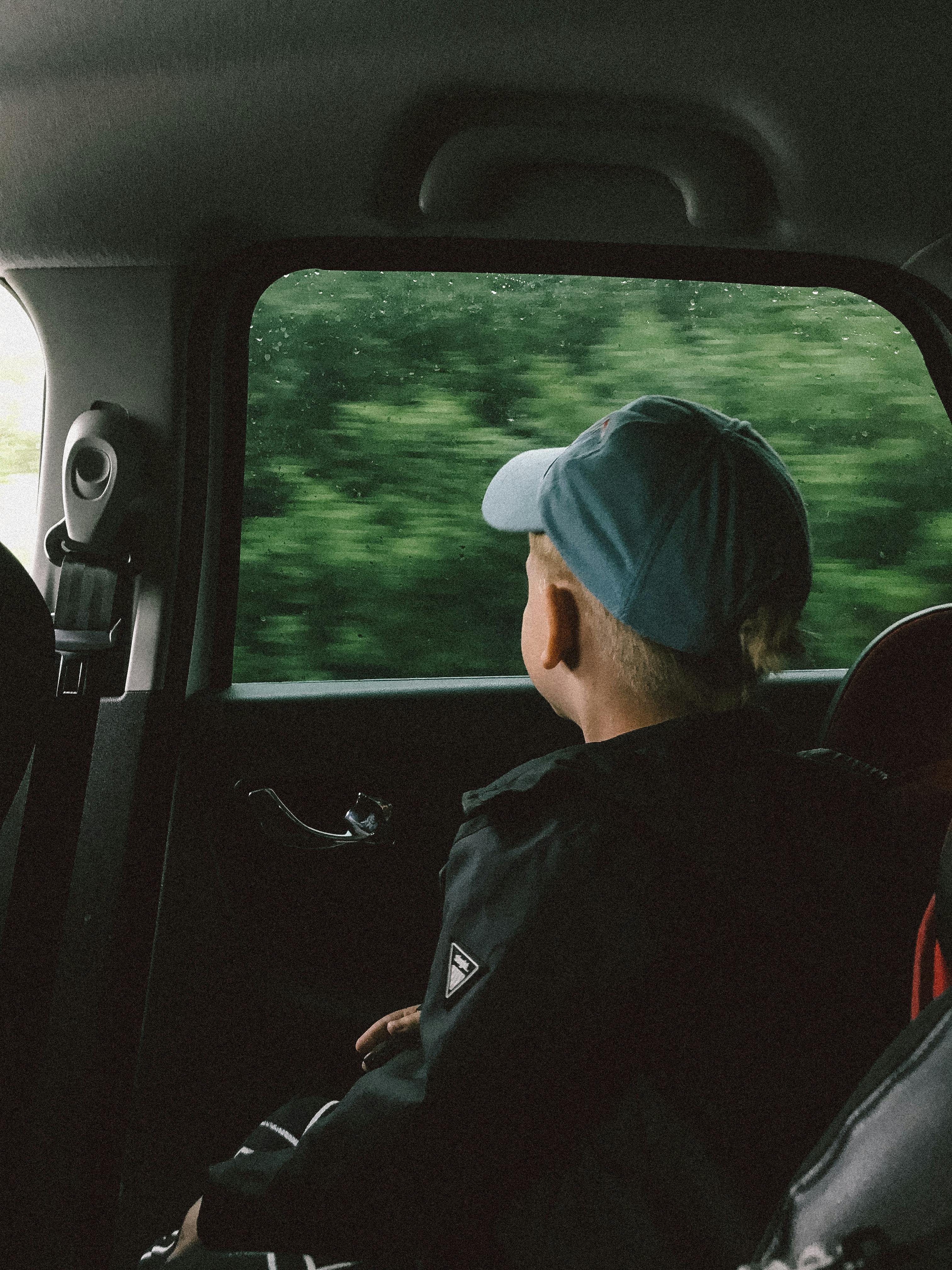 Un enfant dans une voiture | Source : Pexels