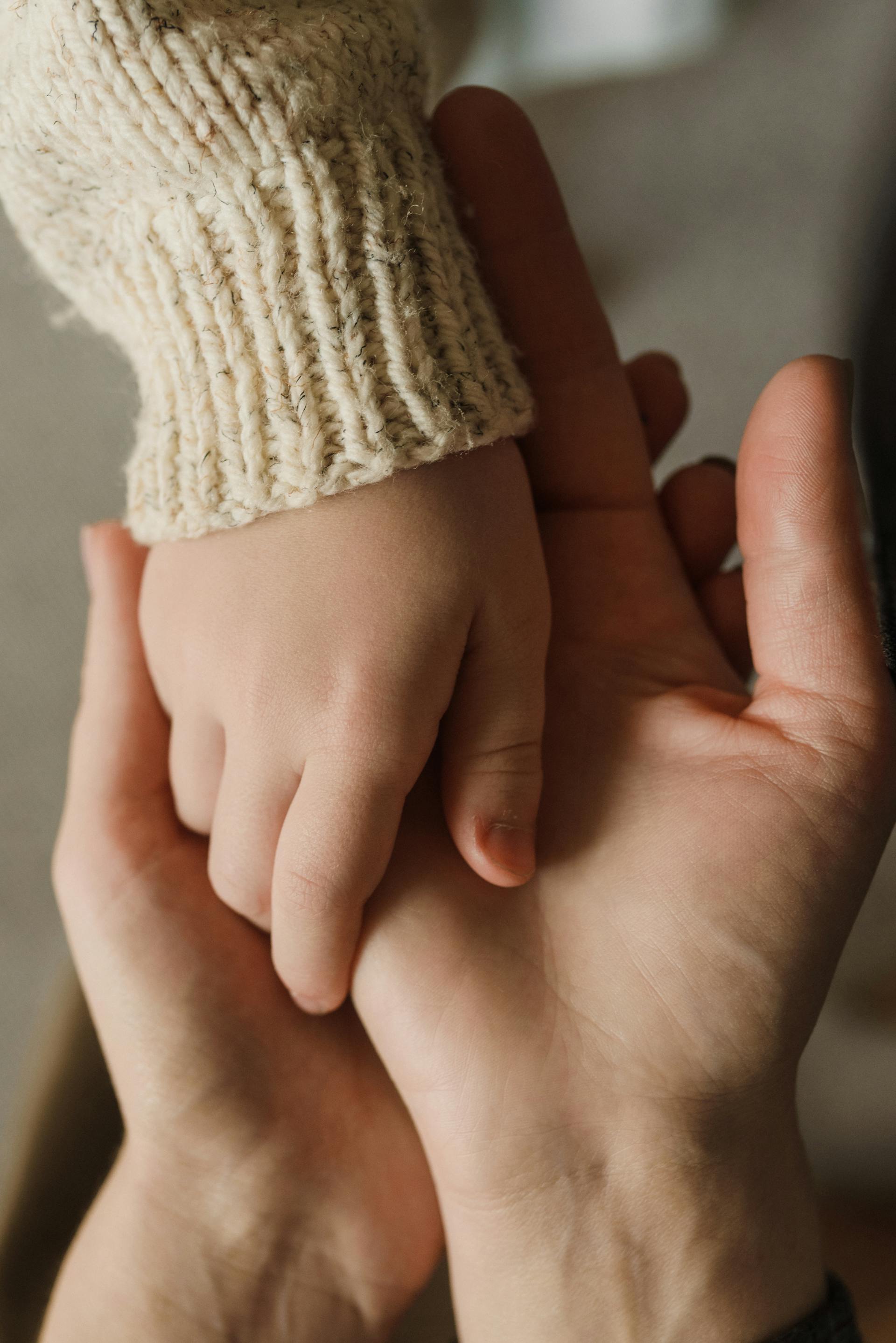 La main d'un enfant et celle d'un adulte | Source : Pexels