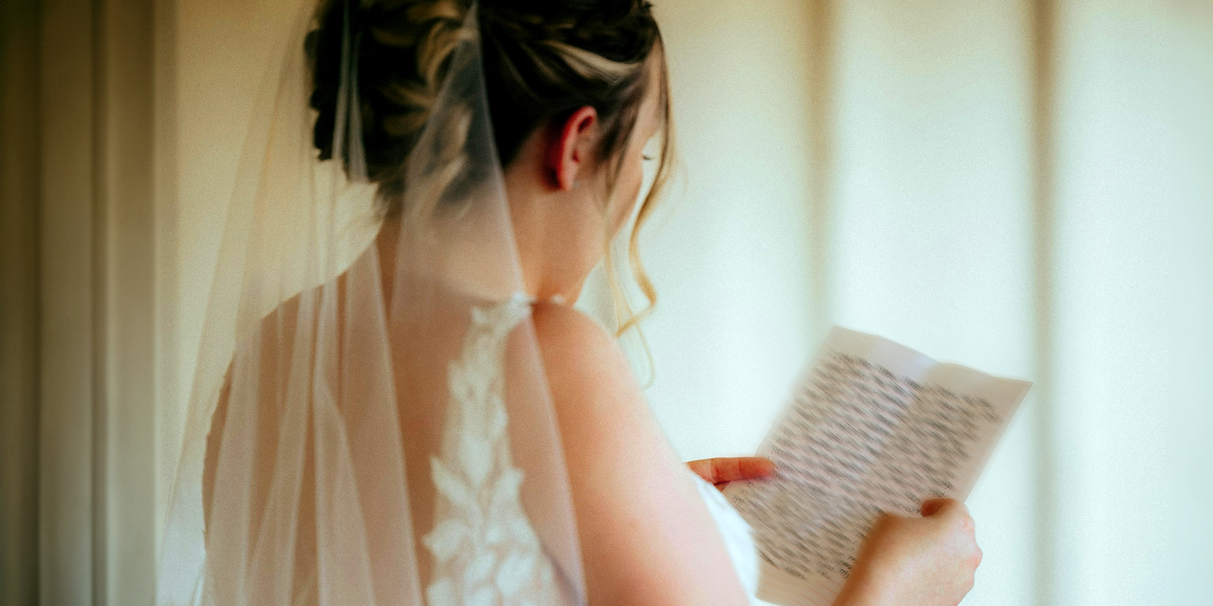 Une mariée lisant une lettre lors de sa journée spéciale | Source : Pexels.com/Taylor Thompson