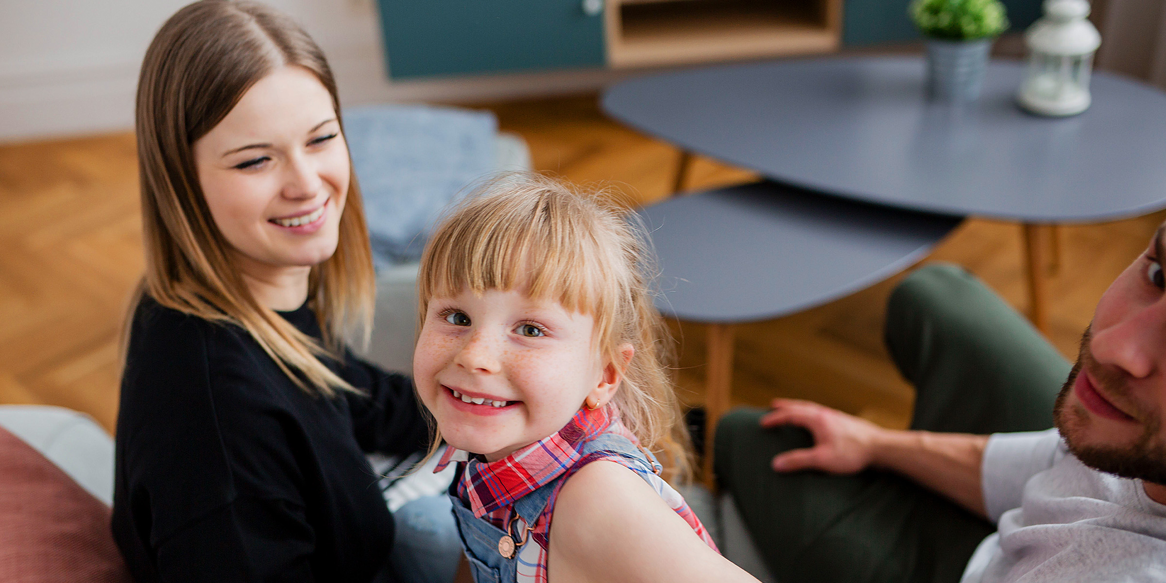 Une famille heureuse assise ensemble | Source : Freepik