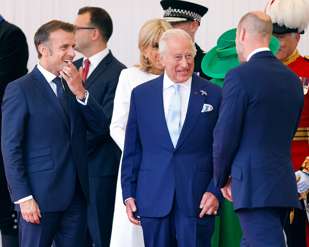Le président Emmanuel Macron, le roi Charles III et le prince William au Royal Dais, Datchet Road. | Source : Getty Images