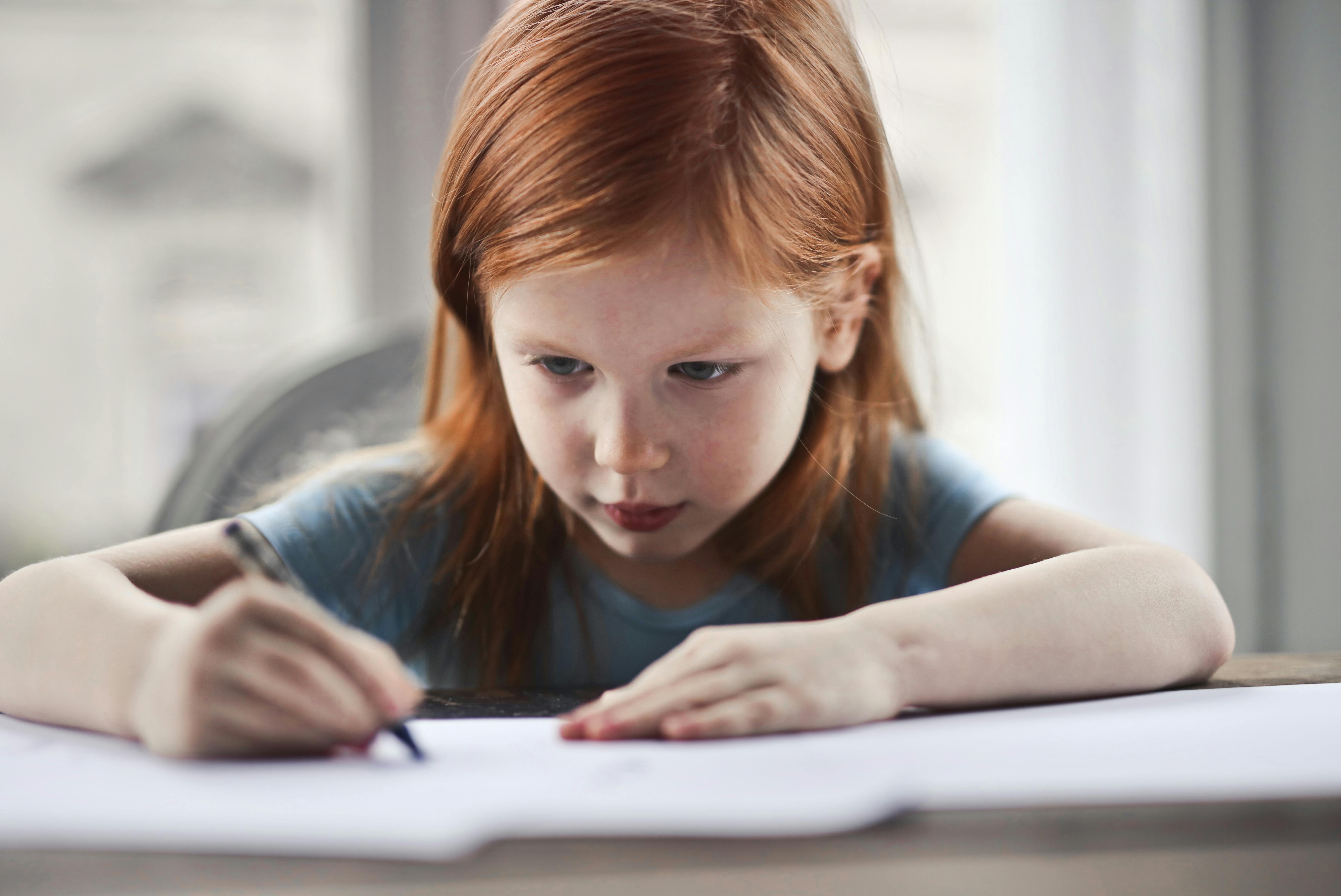 Une fille en train d'écrire une lettre | Source : Pexels