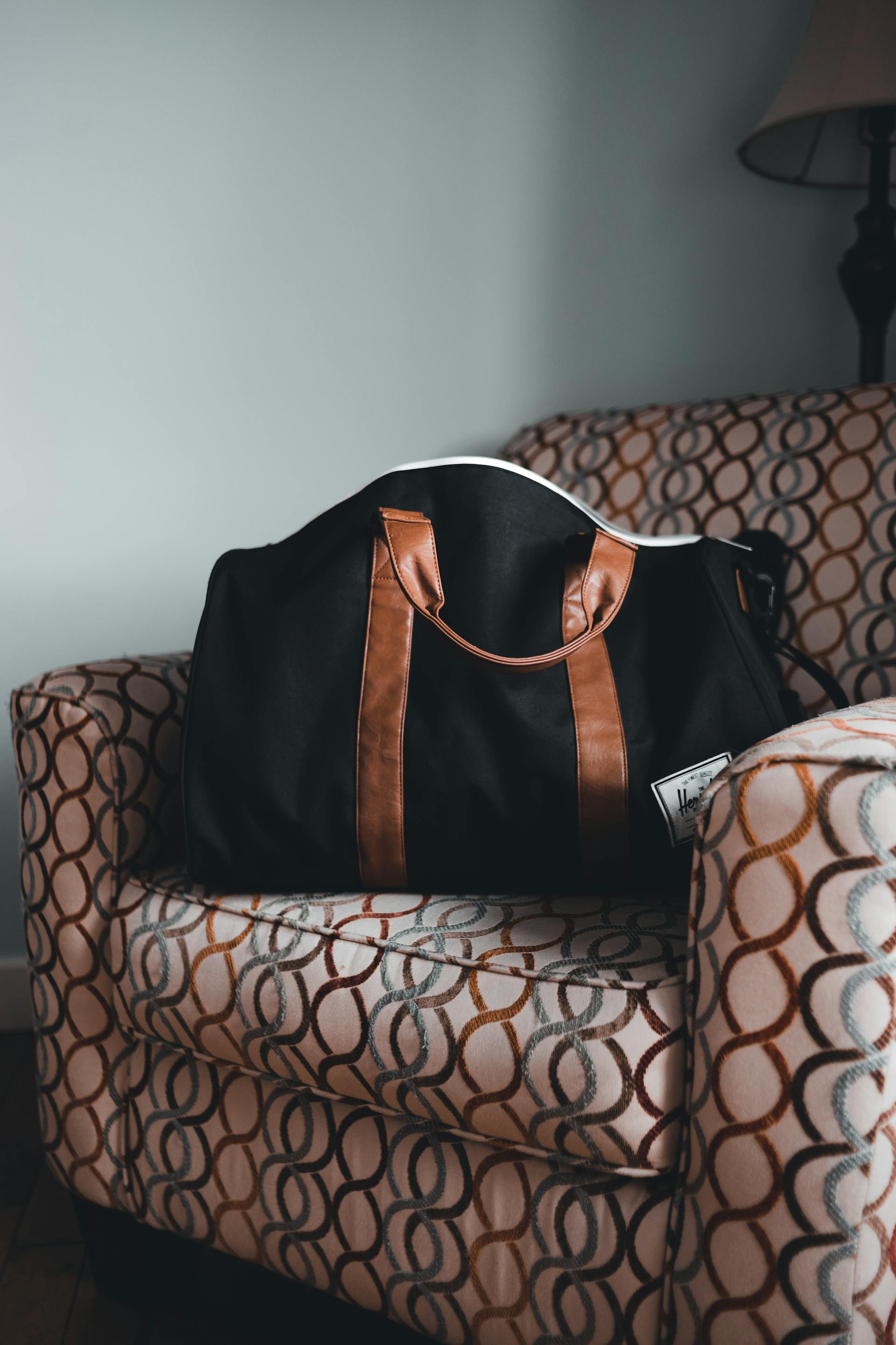 Un sac de voyage posé sur un fauteuil | Source : Pexels