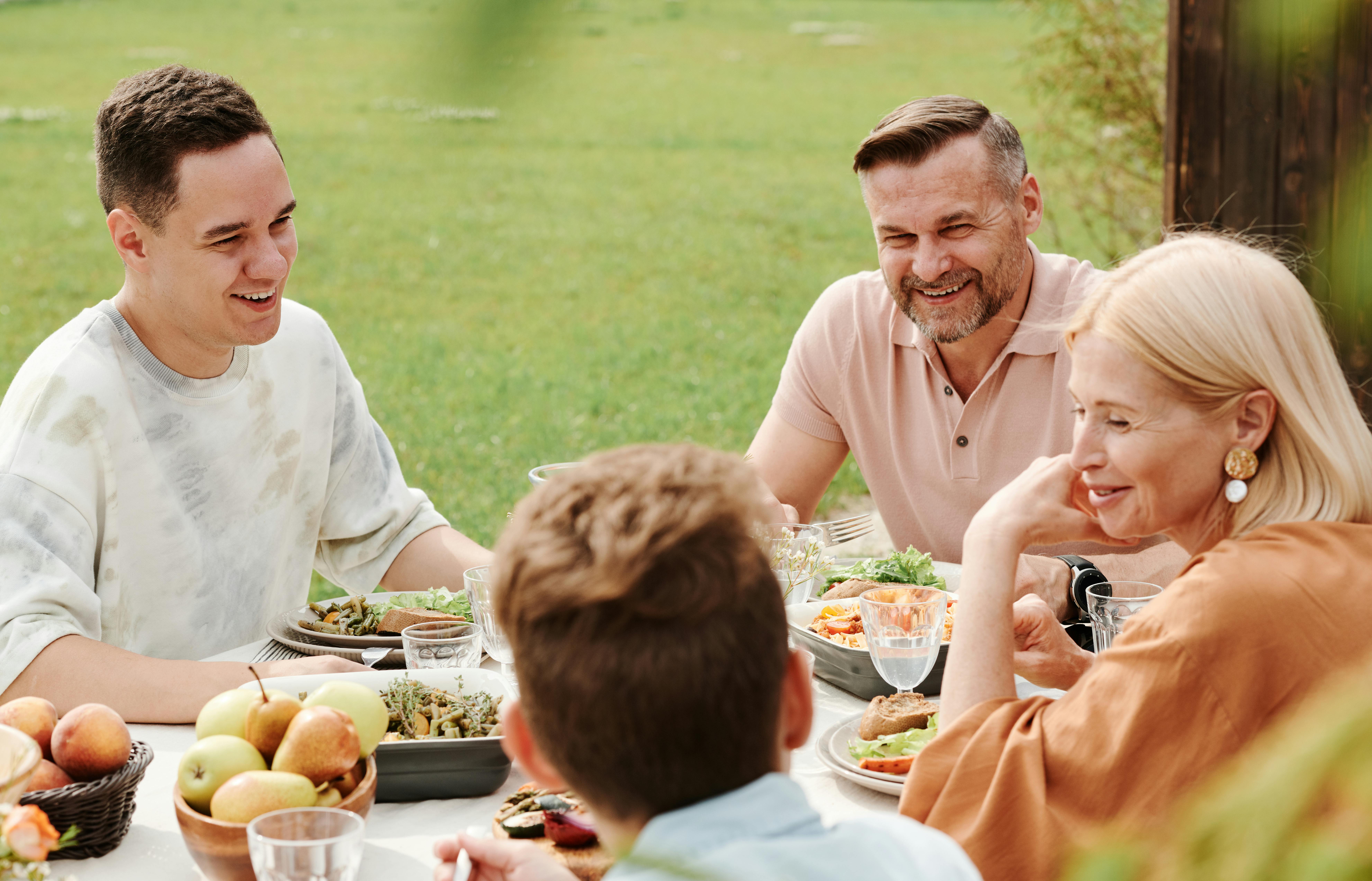 Une famille en train de dîner | Source : Pexels
