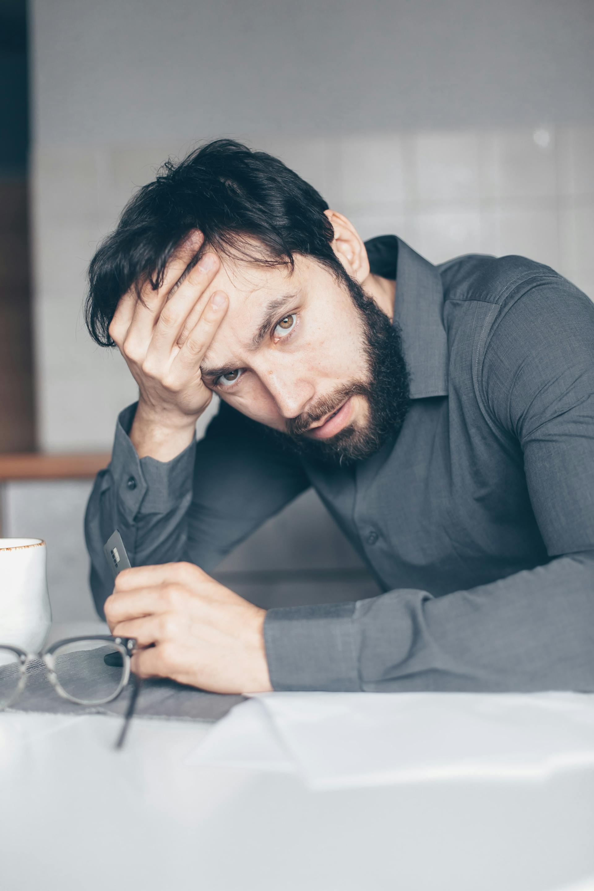 Un homme pris dans un moment d'incrédulité | Source : Pexels