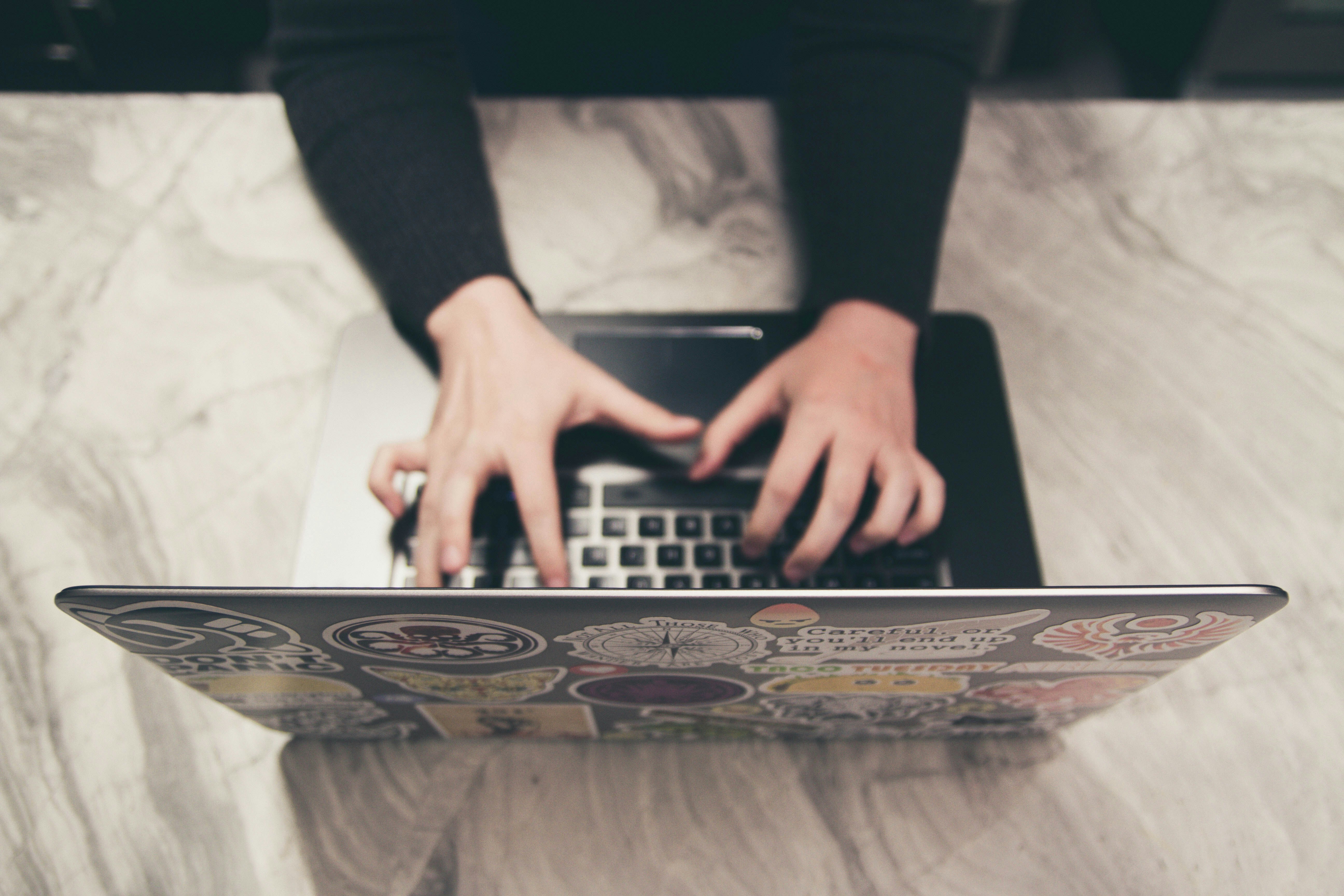 Une personne tapant sur son ordinateur portable | Source : Unsplash