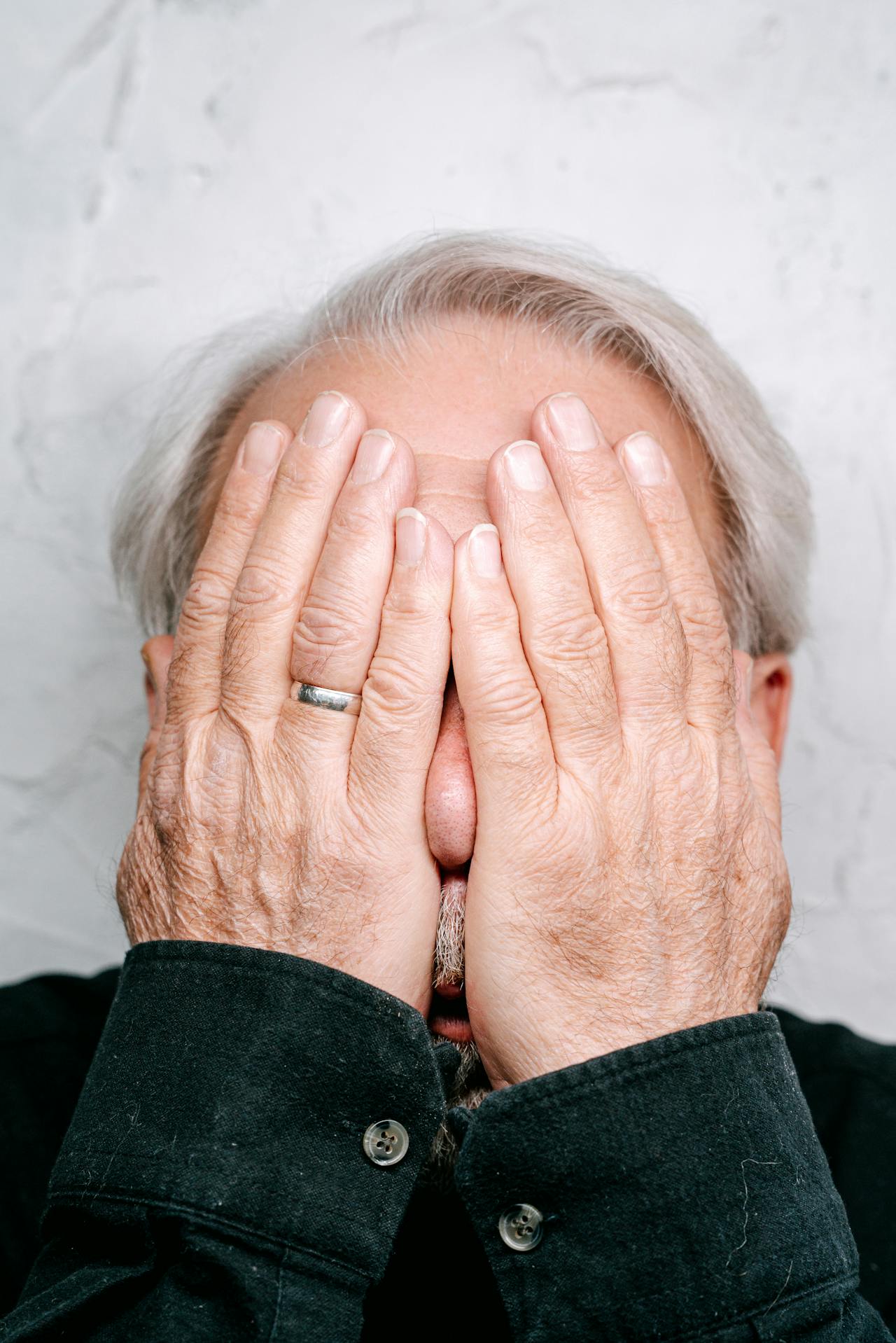 Un homme âgé en détresse se couvrant le visage | Source : Pexels