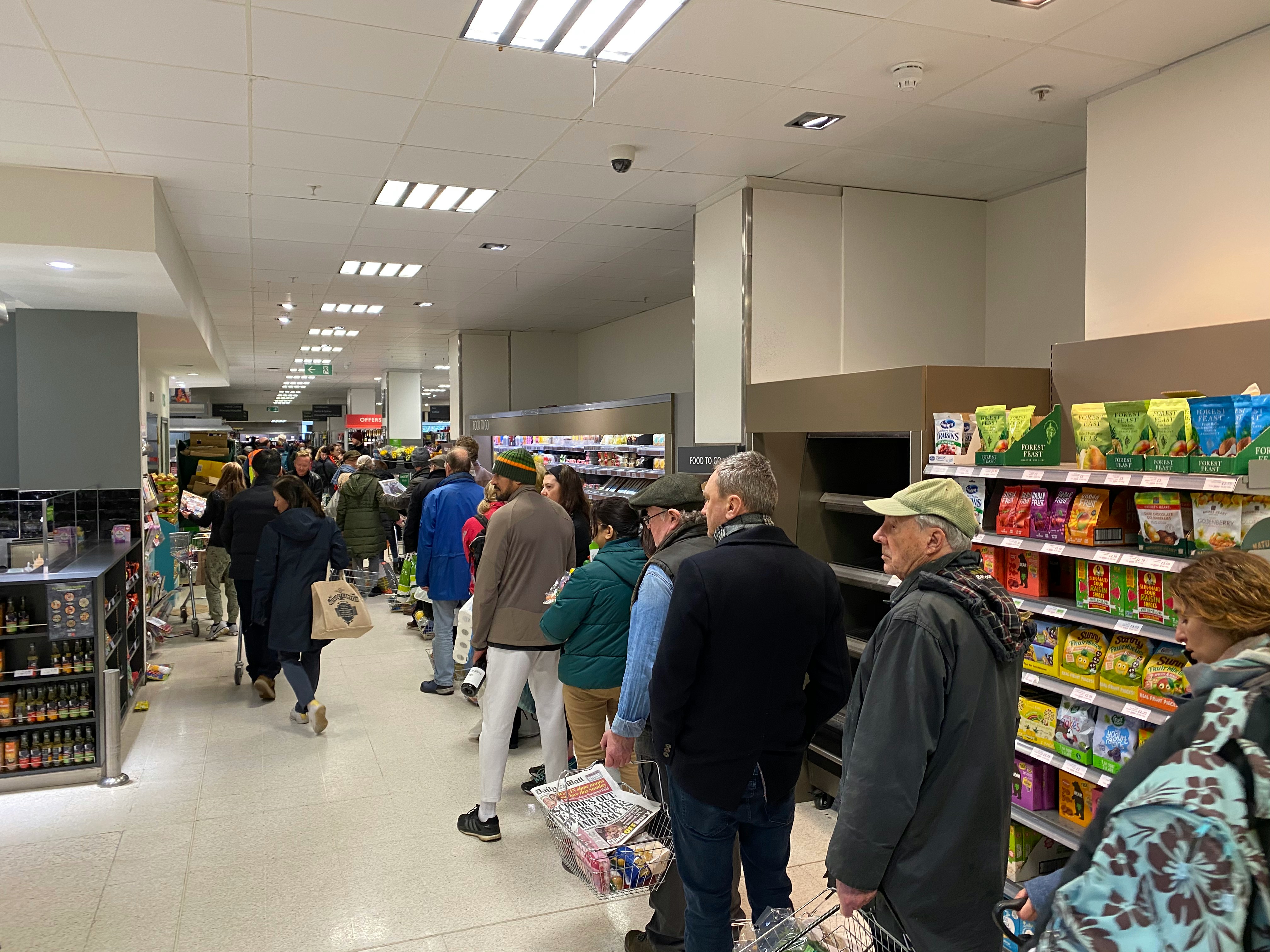 Des personnes faisant la queue dans un magasin | Source : Unsplash