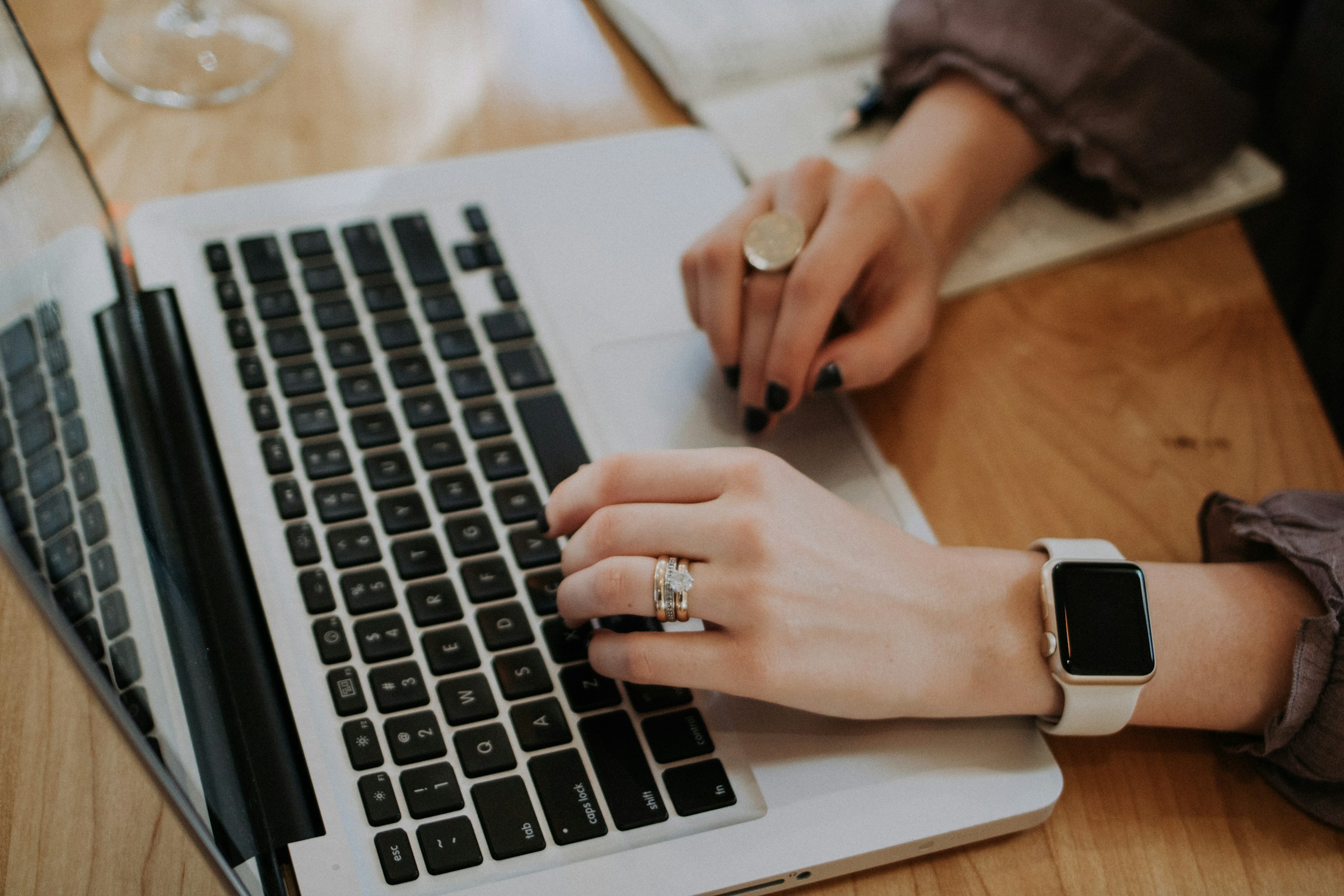 Gros plan d'une femme travaillant sur son ordinateur portable | Source : Unsplash