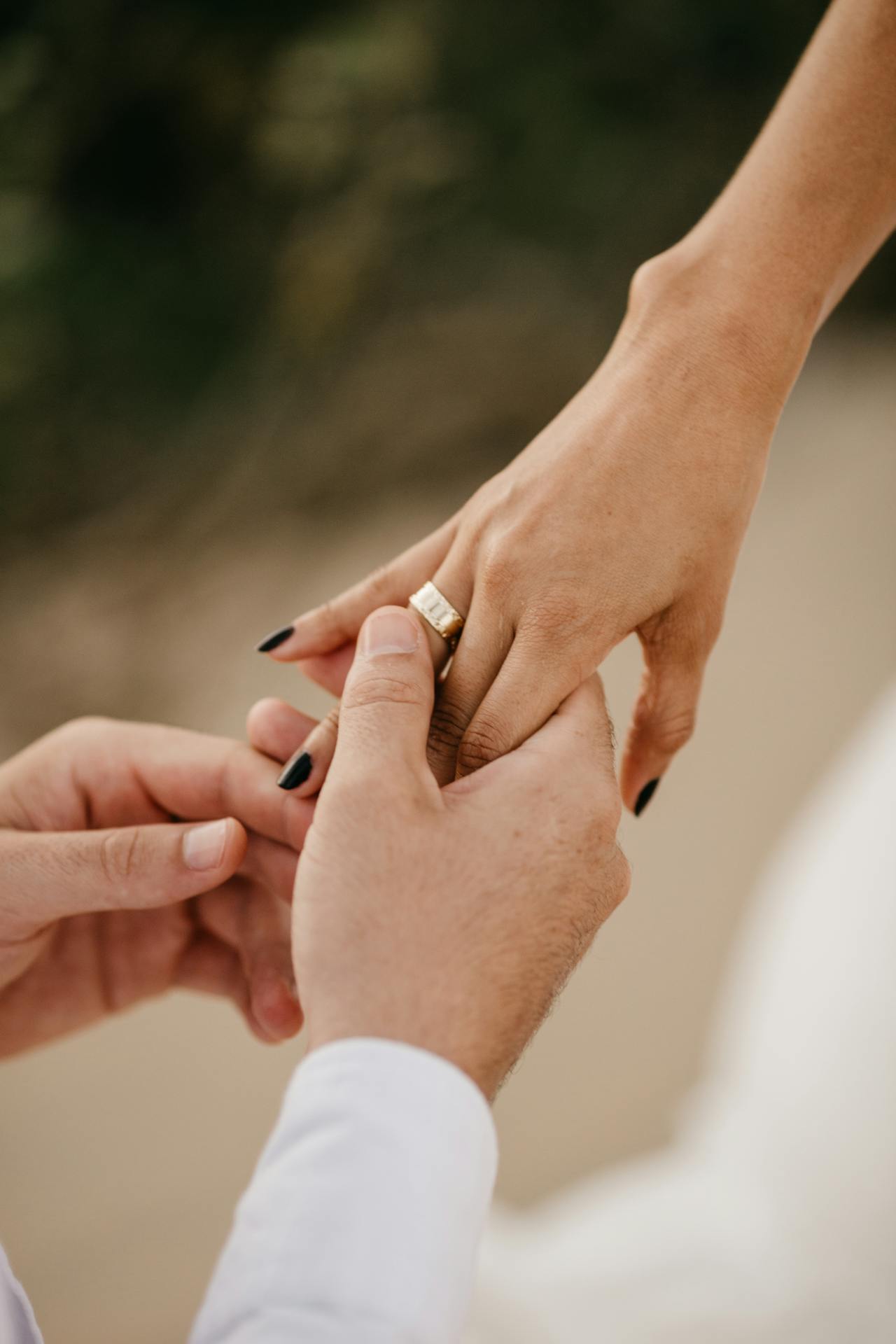 Un homme glissant une bague au doigt d'une femme | Source : Pexels