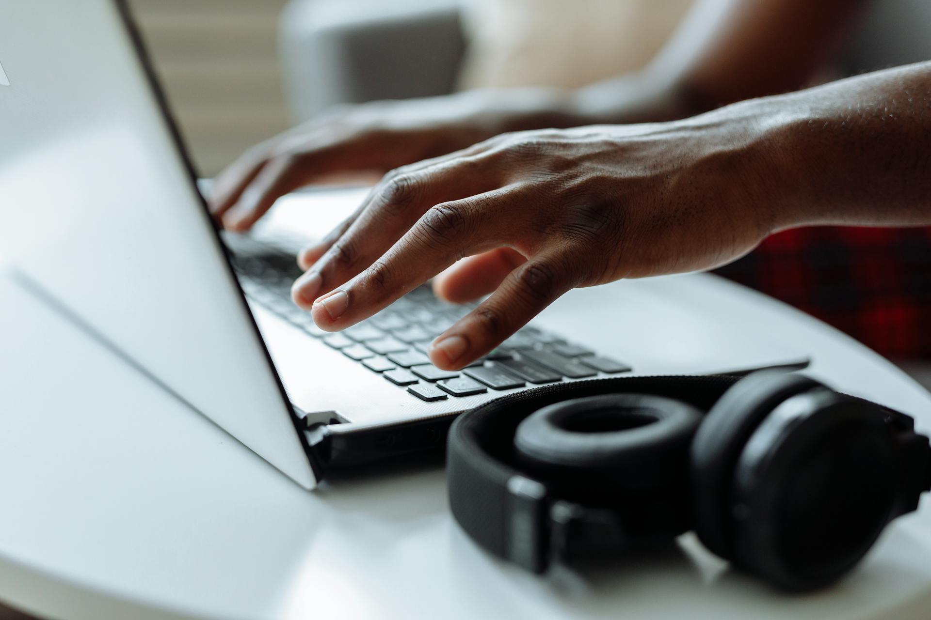 Un homme travaillant sur son ordinateur portable | Source : Pexels