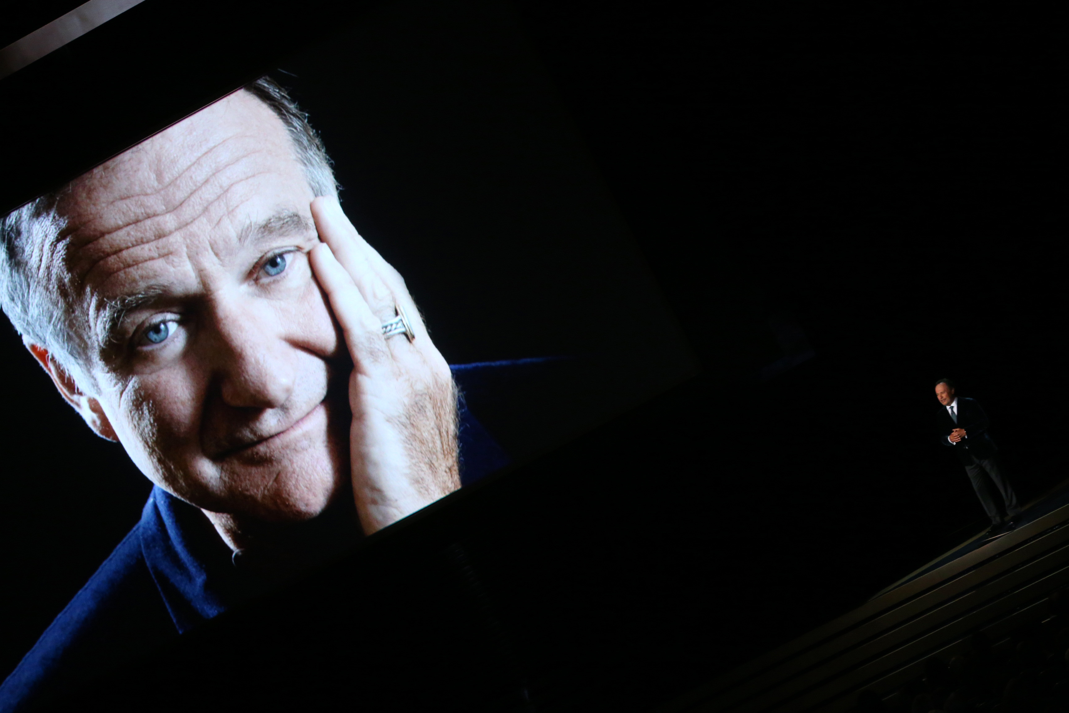 Une image de feu Robin Williams apparaît pendant que le comédien Billy Crystal prend la parole lors de la 66e cérémonie annuelle des Primetime Emmy Awards, le 25 août 2014 | Source : Getty Images