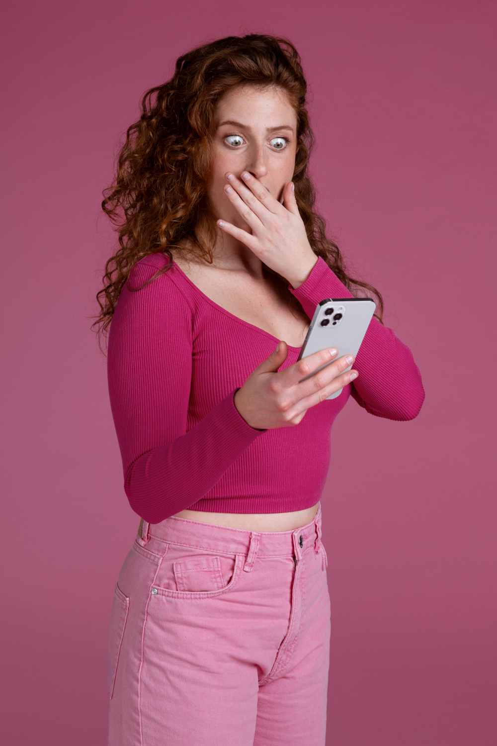 Une femme secouée qui regarde son téléphone | Source : Freepik