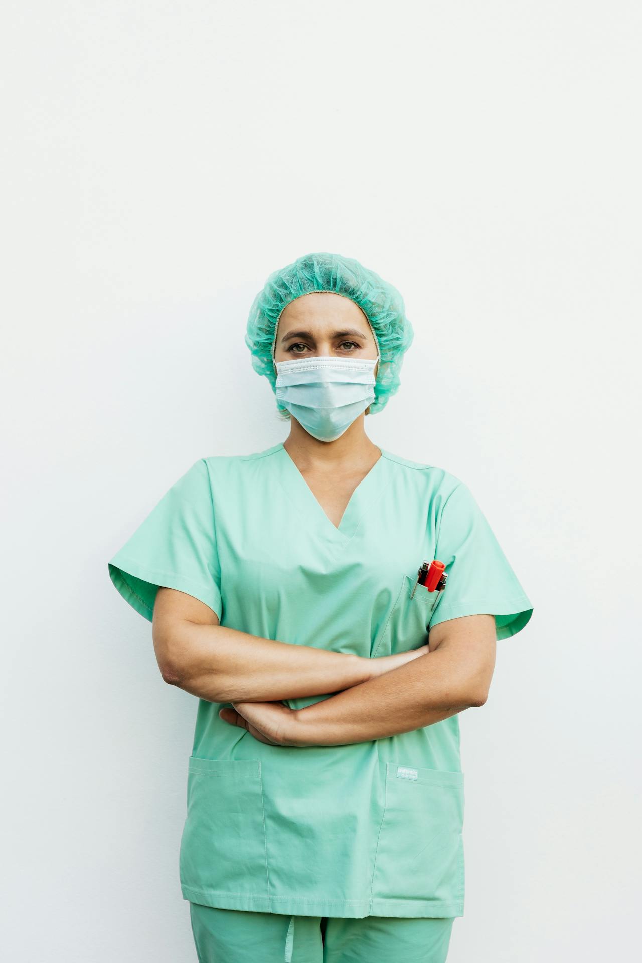 Une infirmière qui a les bras croisés | Source : Pexels