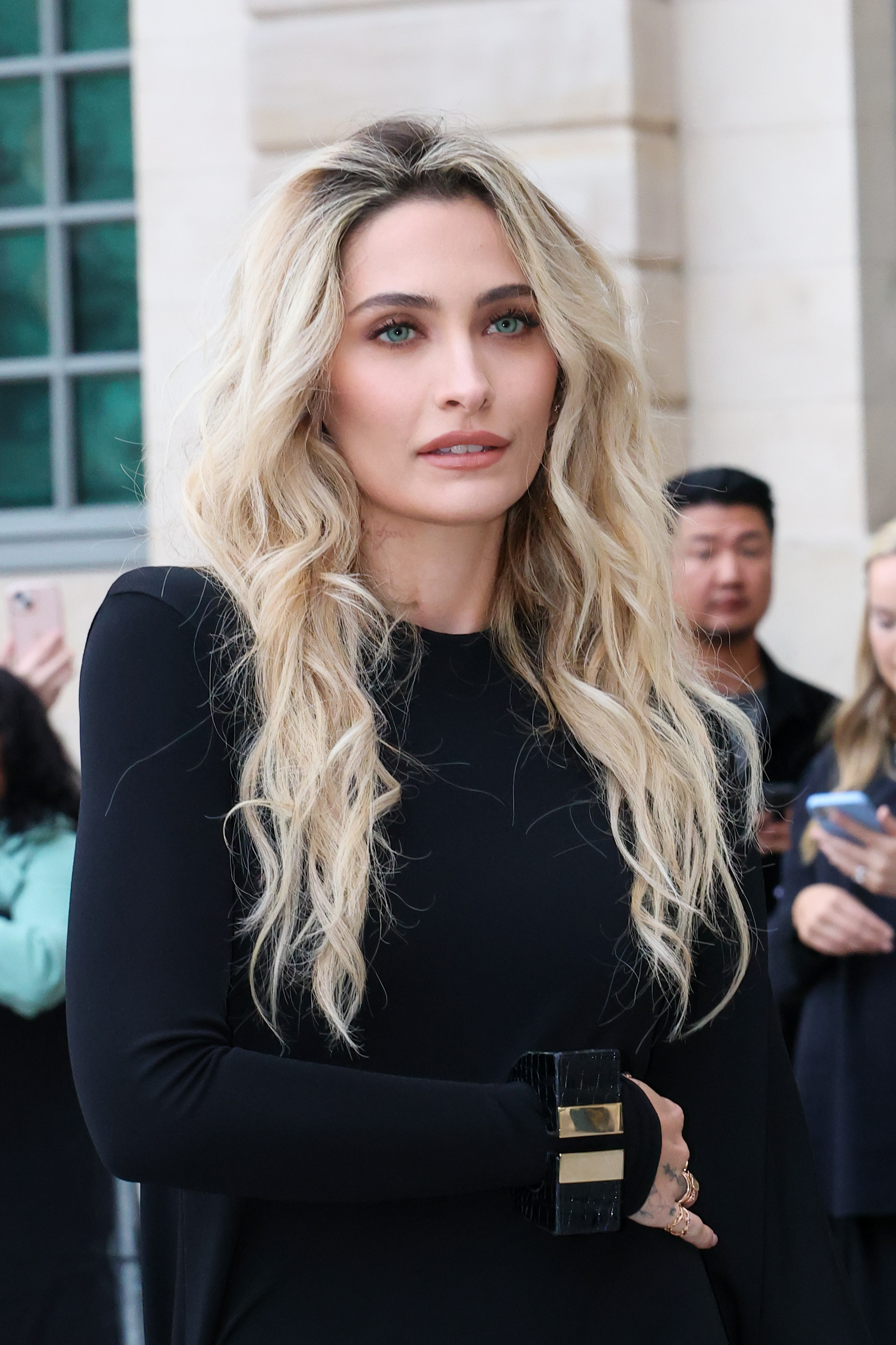 Paris Jackson assiste au défilé Tom Ford Womenswear Printemps/Été 2026 pendant la Fashion Week de Paris, le 1er octobre 2025, à Paris, en France. Vêtue d'une élégante robe noire fendue jusqu'à la cuisse, elle rayonnait de confiance et d'élégance alors qu'elle prenait place parmi l'élite de la mode.