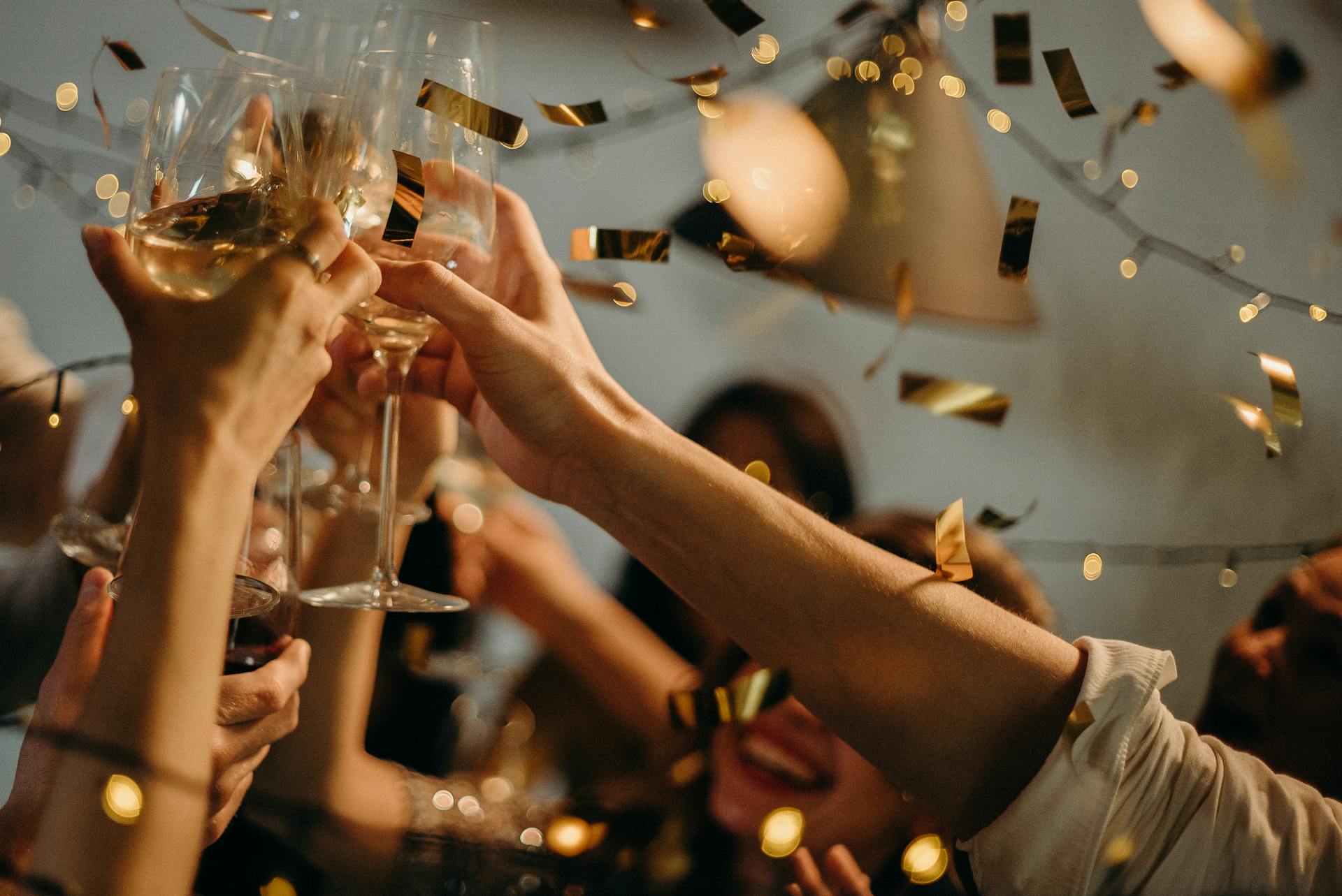 Des personnes trinquant lors d'une fête | Source : Pexels