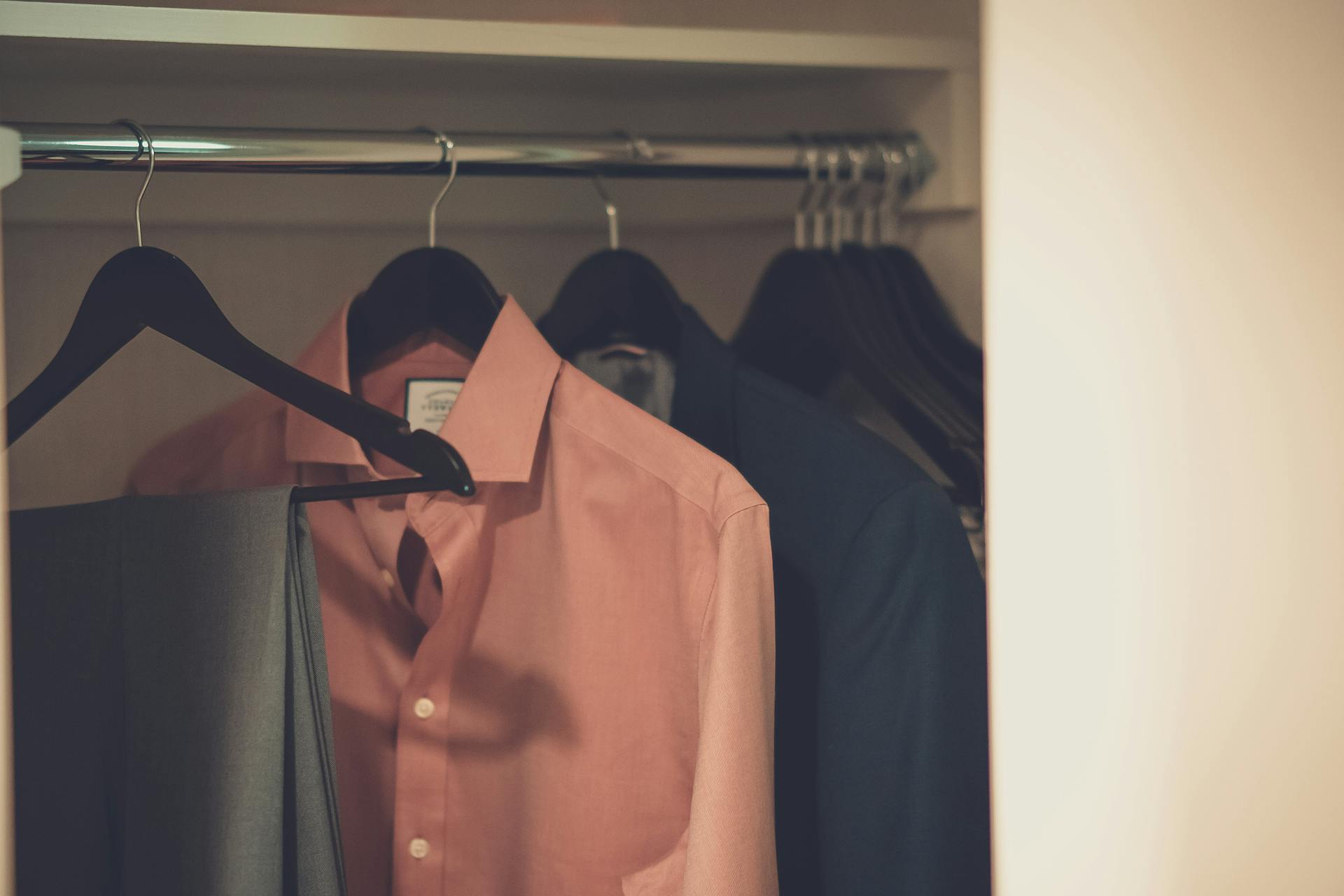 Des vêtements dans un placard | Source : Pexels