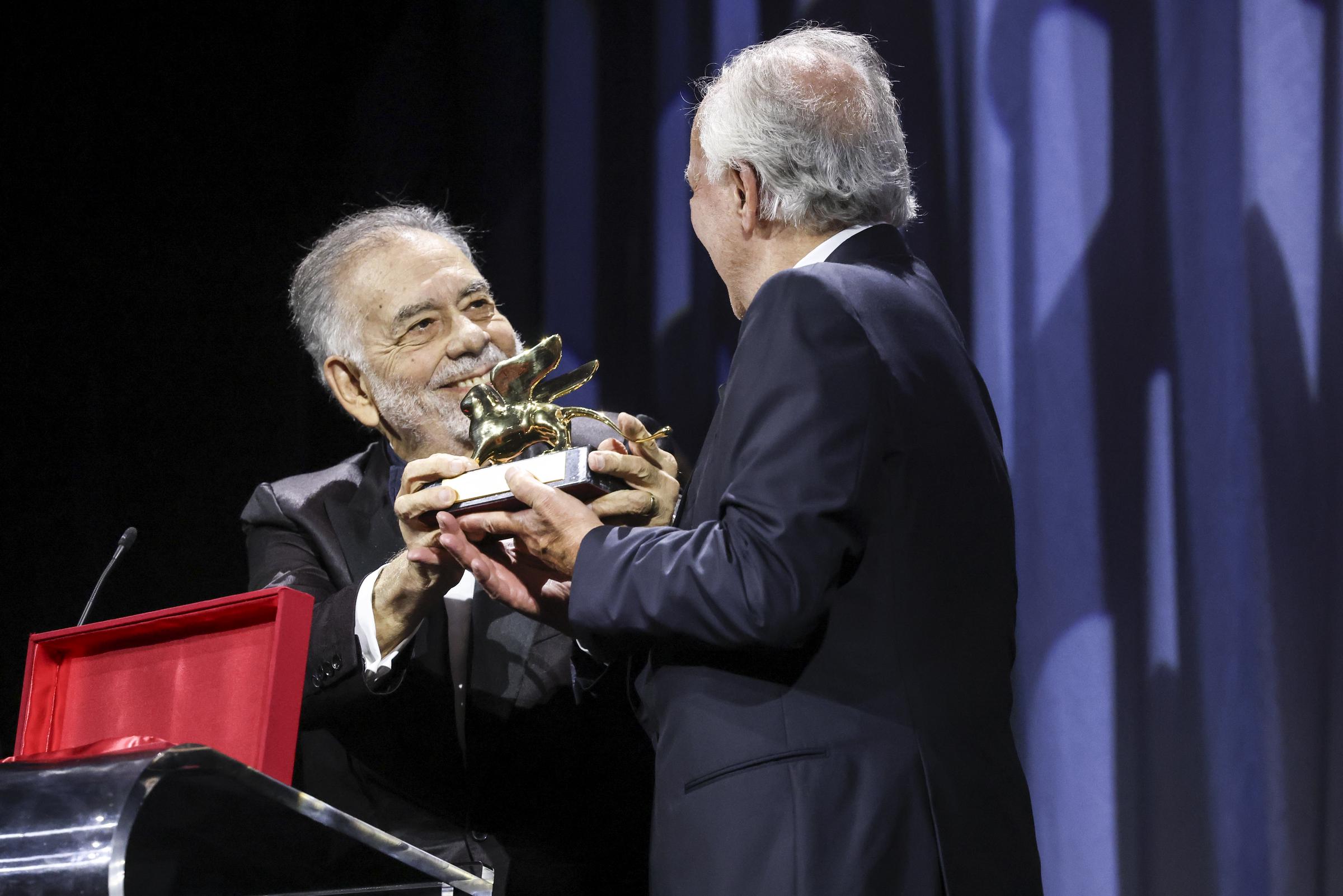 Werner Herzog recevant le Lion d'or pour l'ensemble de sa carrière des mains de Francis Ford Coppola lors de la cérémonie d'ouverture de la 82e Mostra de Venise, le 27 août 2025, en Italie | Source : Getty Images