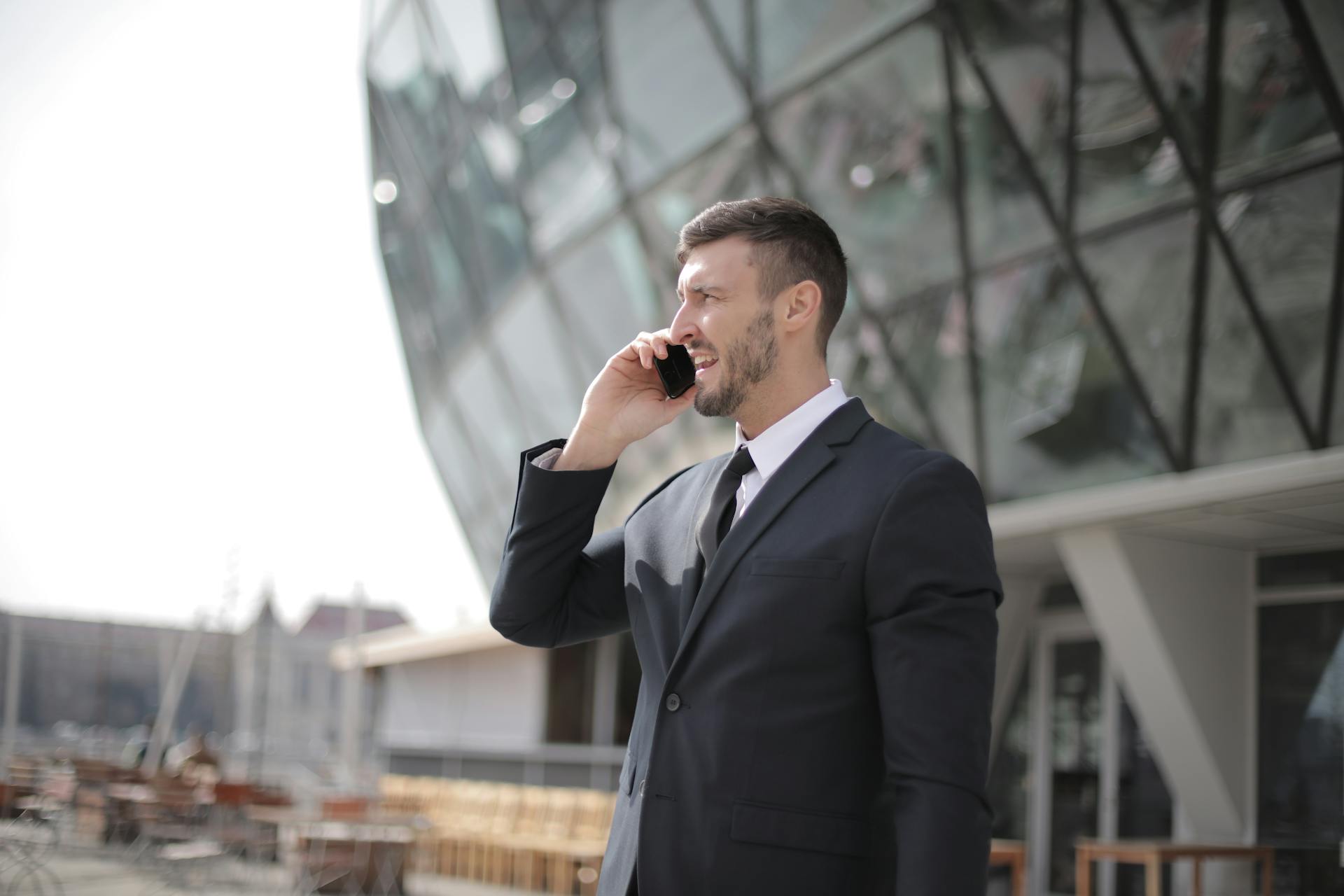 Un homme qui parle au téléphone | Source : Pexels
