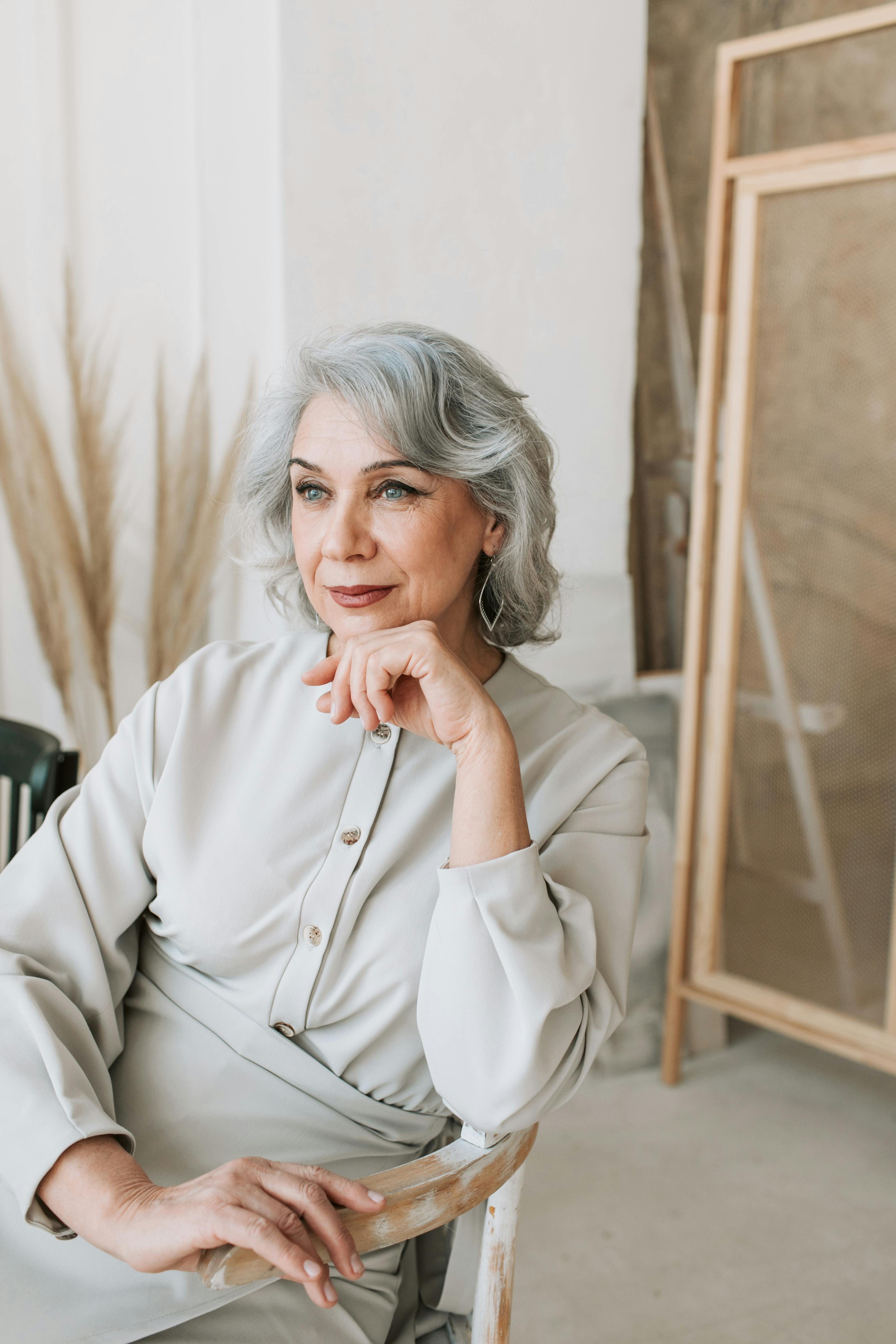 Une femme sérieuse qui regarde quelque chose | Source : Pexels