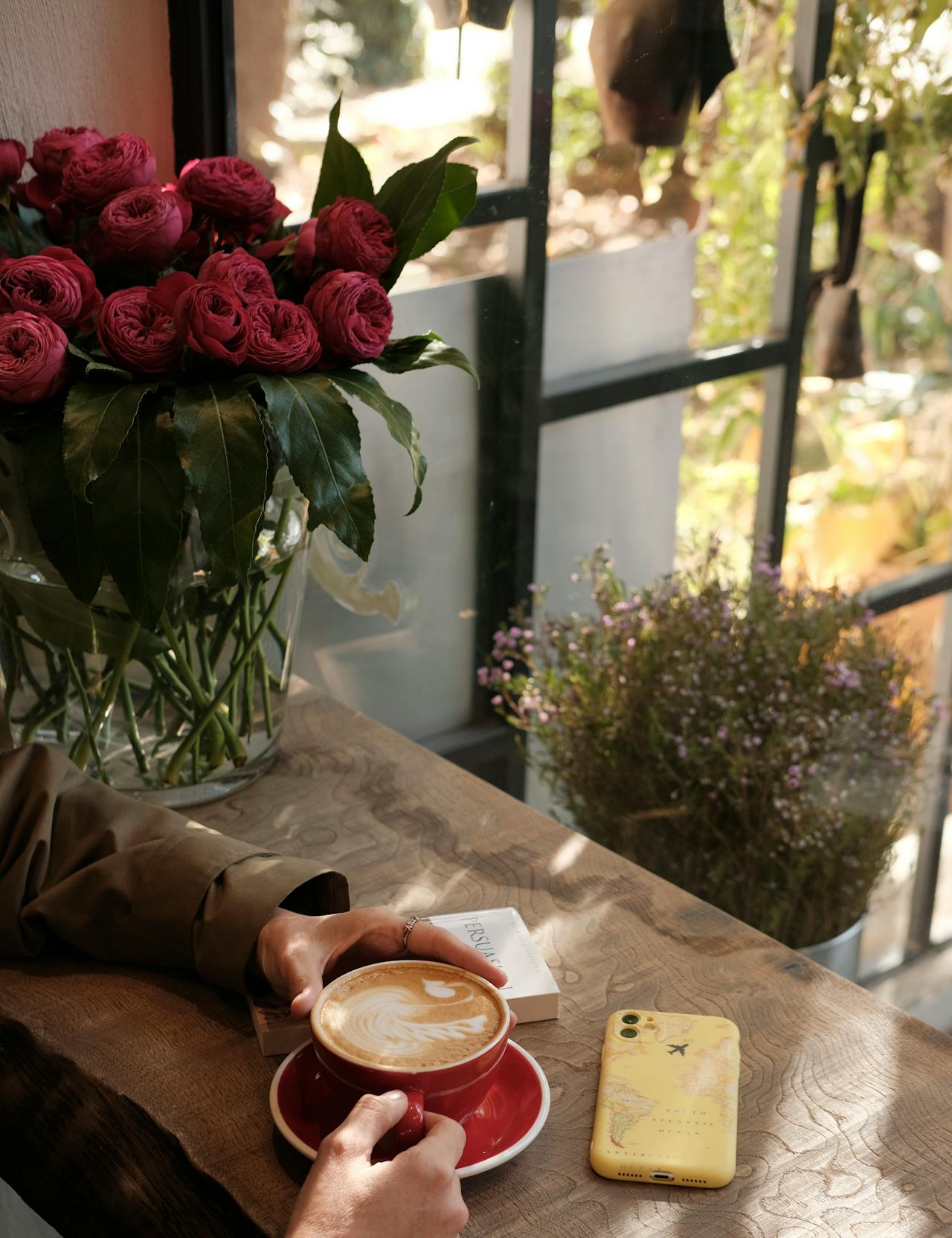 Un homme tenant une tasse de café | Source : Pexels