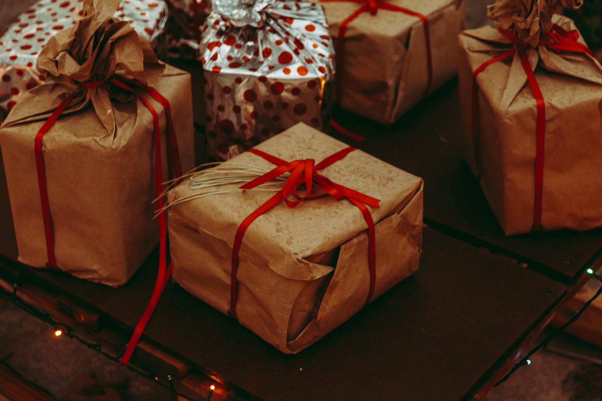 Boîtes de cadeaux sur une table | Source : Pexels