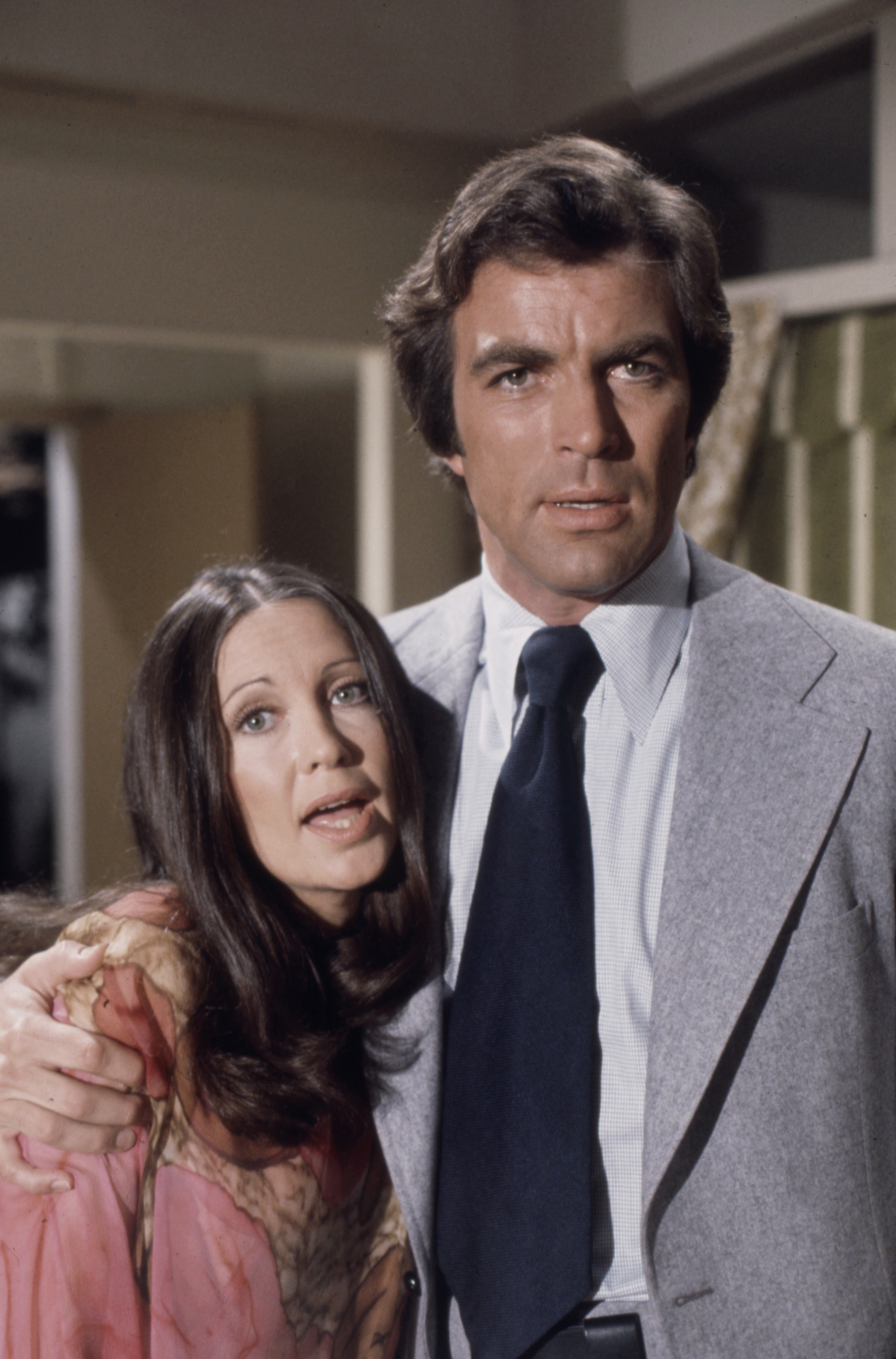 Tom Selleck dans un plan extrait de « The Wide World of Mystery », aux côtés d'Anjanette Comer | Source : Getty Images