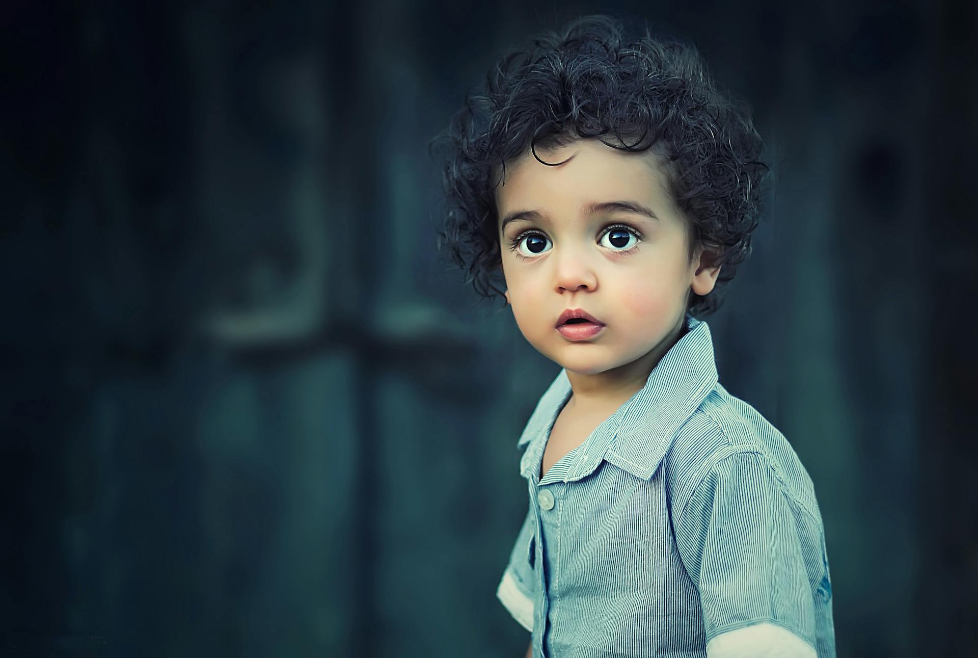 Un enfant qui regarde fixement quelqu'un | Source : Pexels