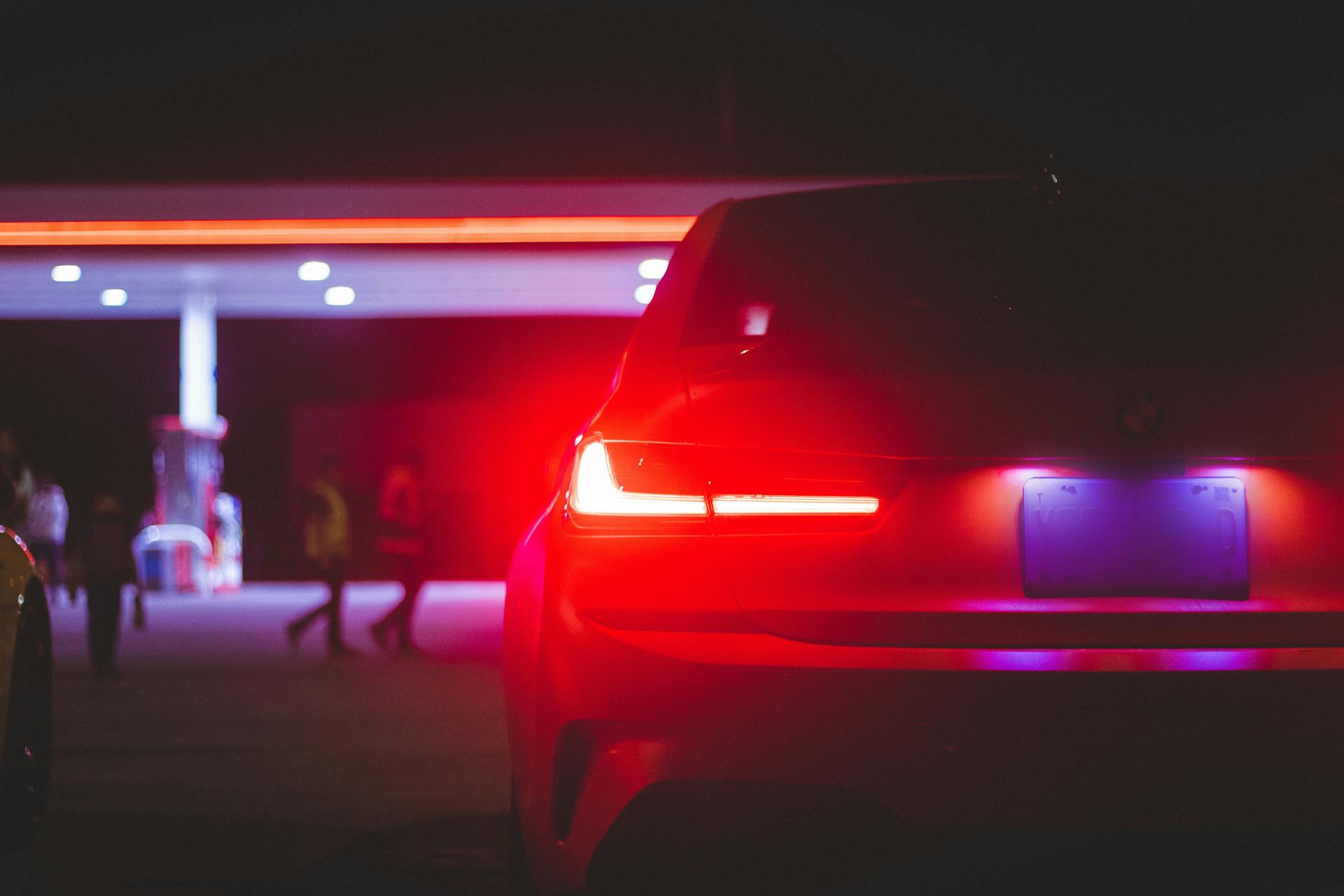 Les feux arrière d'une voiture la nuit | Source : Pexels