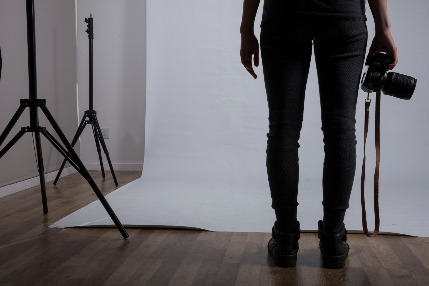 Une photographe dans son studio | Source : Freepik