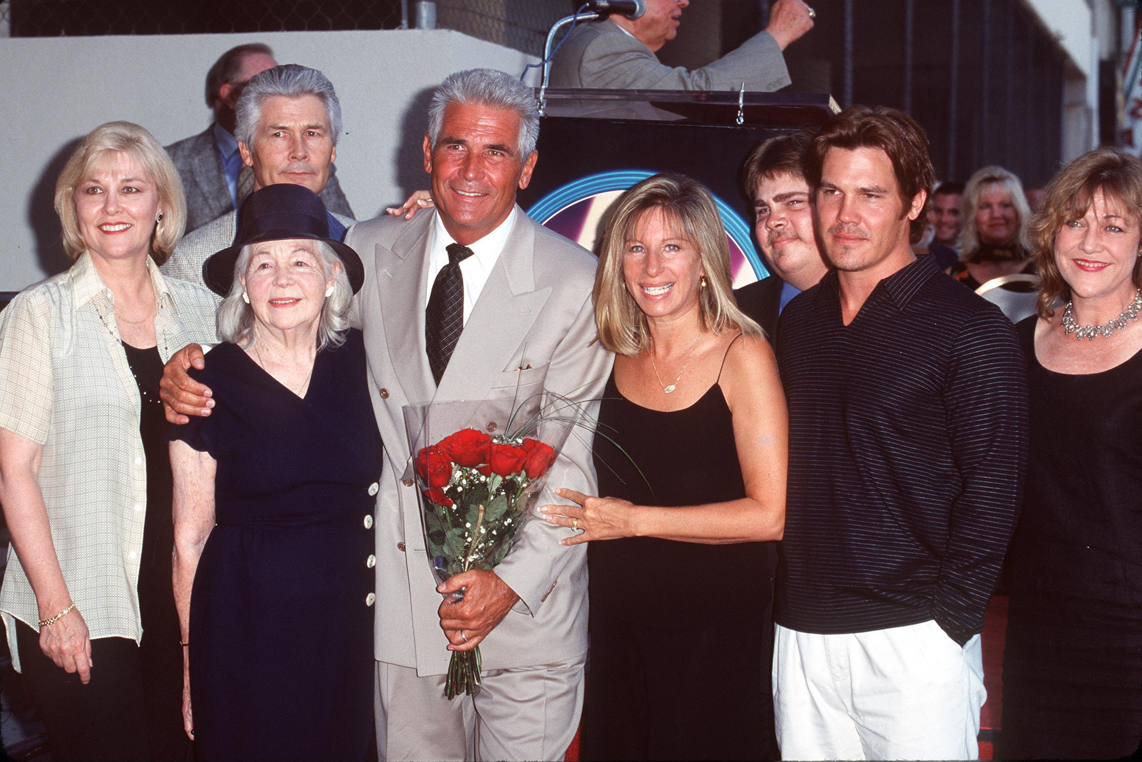James Brolin, Barbra Streisand, Jess et Josh Brolin lors de la cérémonie de remise d'une étoile à James Brolin sur le Hollywood Walk of Fame le 27 août 1998 | Source : Getty Images