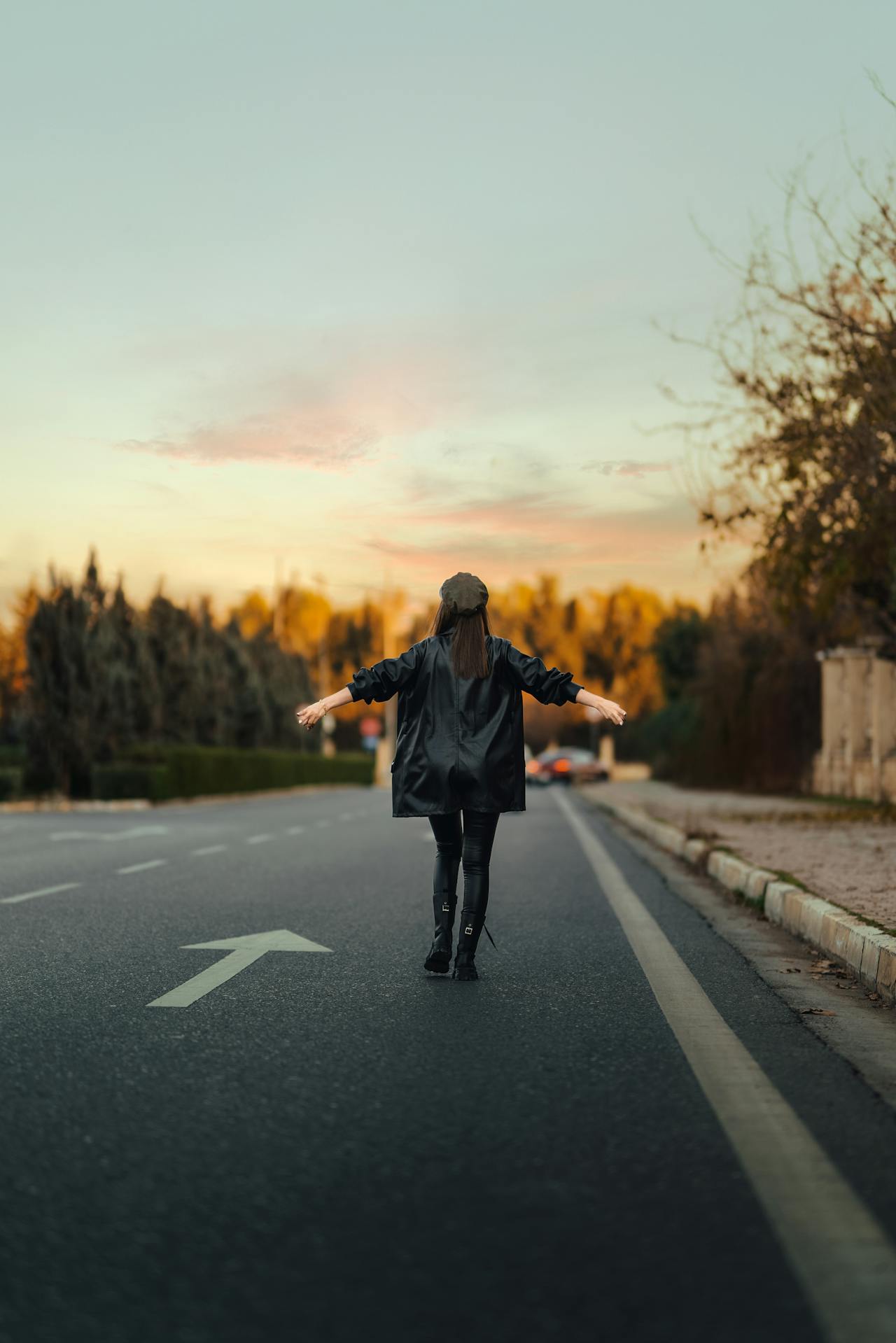 Une femme debout sur la route, les bras tendus | Source : Pexels