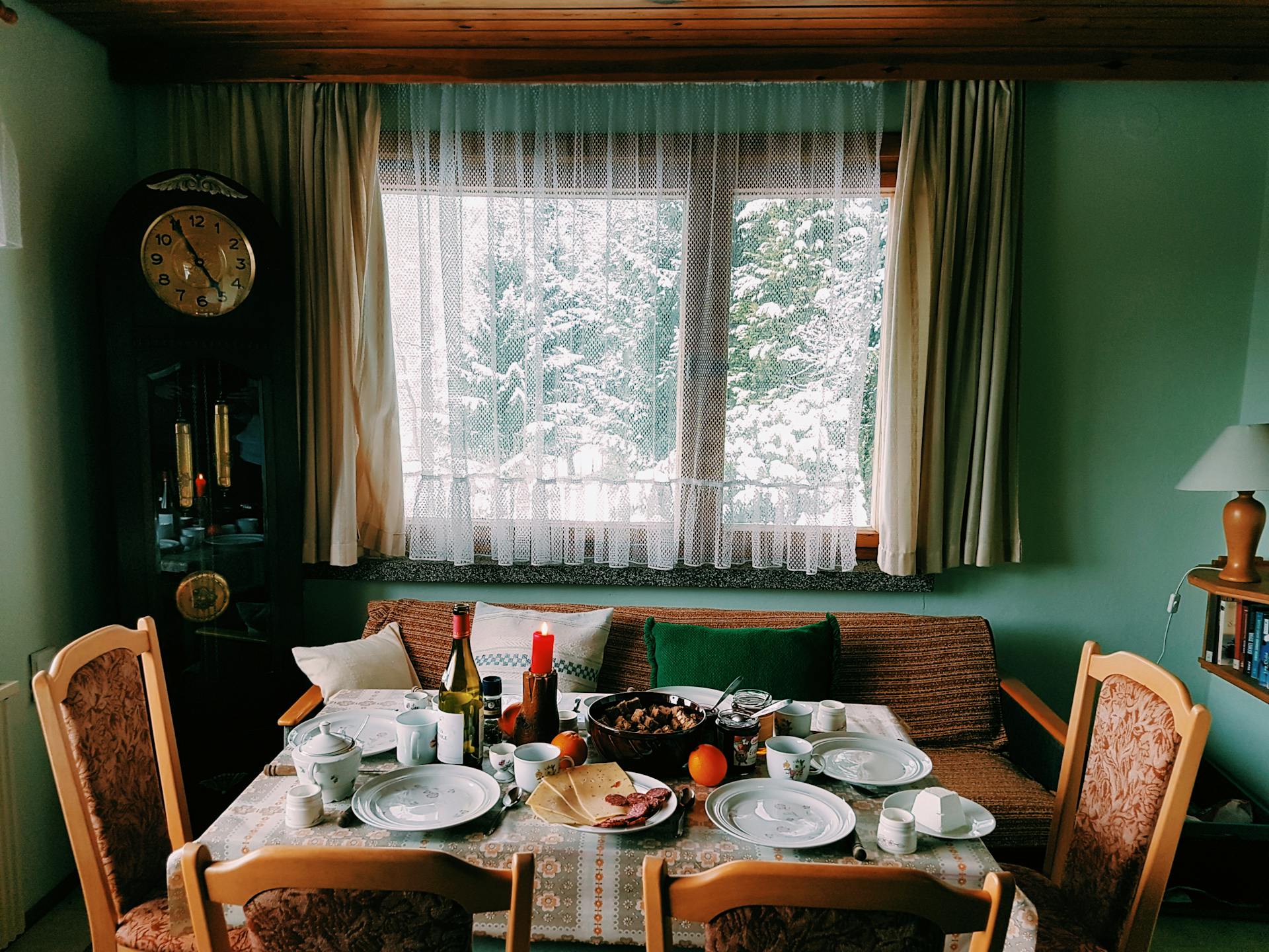 Une table dressée pour le dîner | Source : Pexels