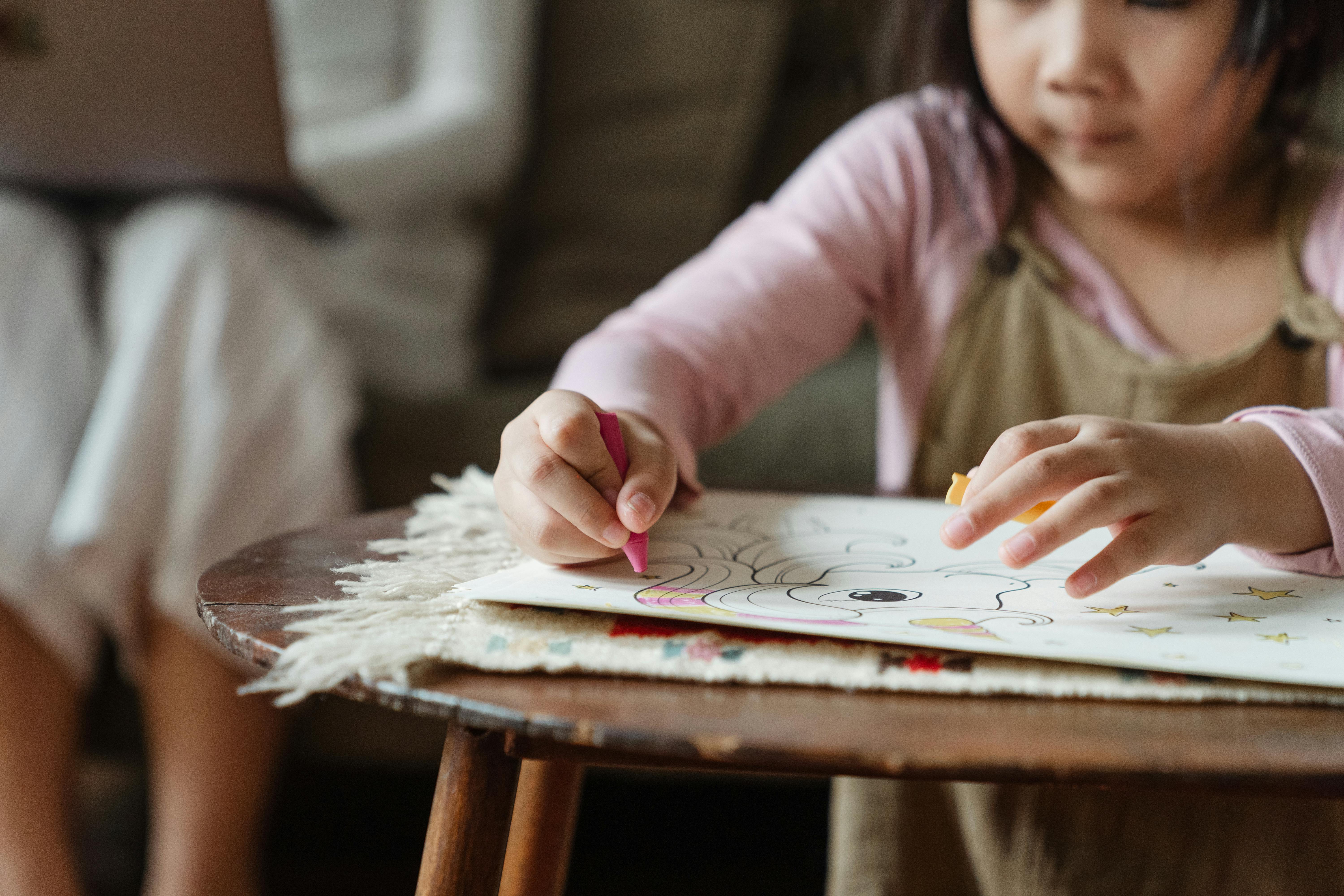 Petite fille dessinant | Source : Pexels