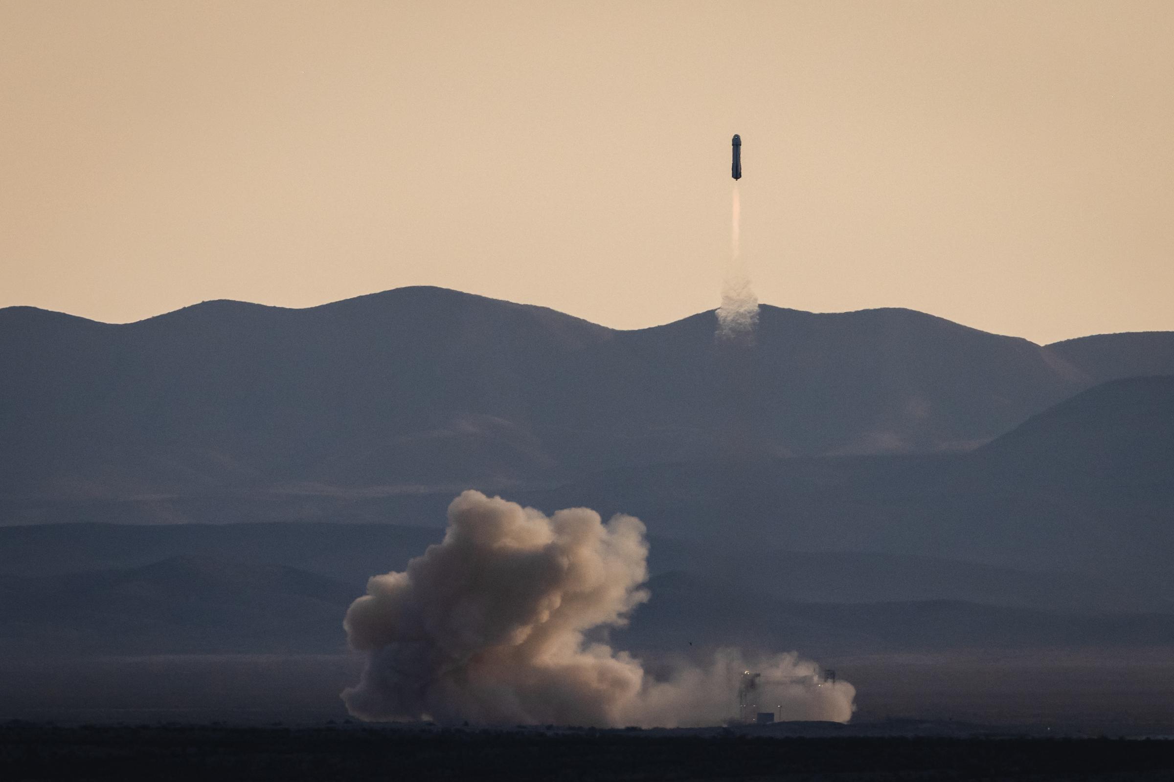 La fusée New Shepard de Blue Origin transportant Aisha Bowe, Amanda Nguyen, Kerianne Flynn, Gayle King, Katy Perry et Lauren Sánchez décolle du site de lancement numéro un à Van Horn, au Texas, le 14 avril 2025 | Source : Getty Images