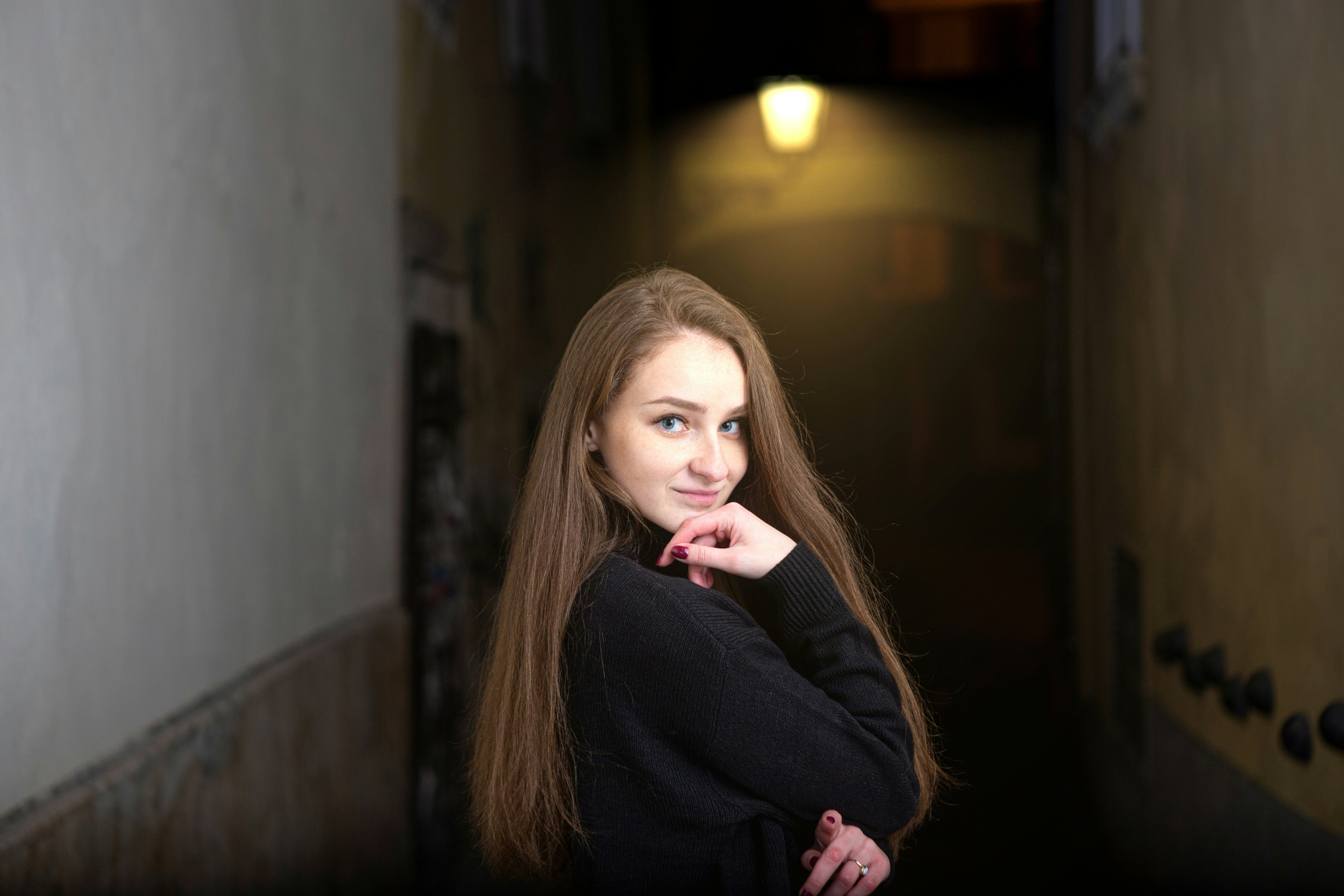 Une adolescente portant un pull noir | Source : Unsplash