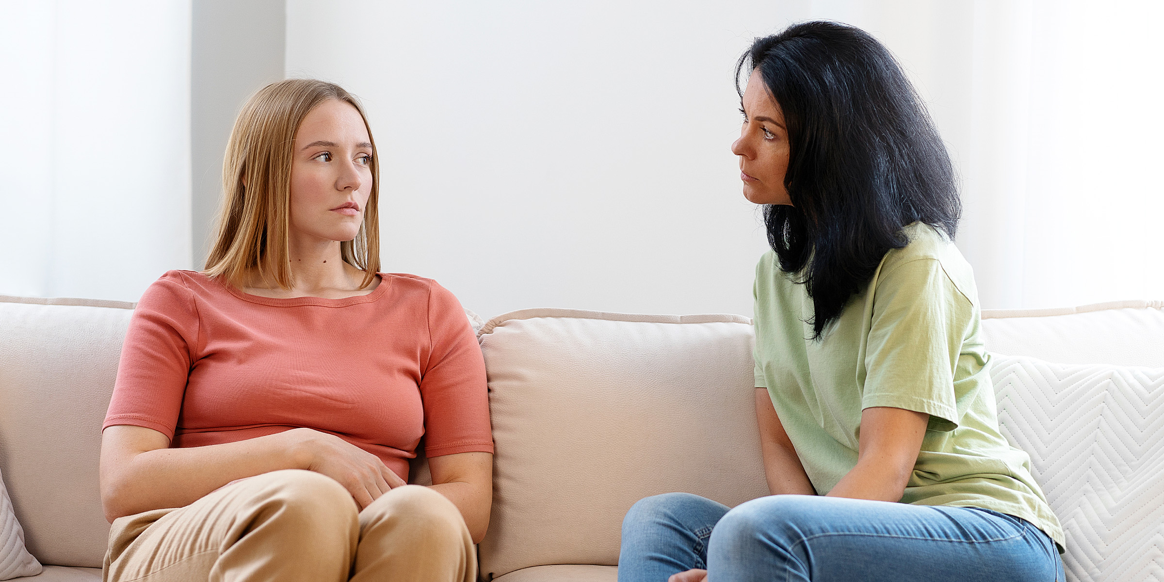 Deux femmes ayant une conversation sérieuse | Source : Freepik