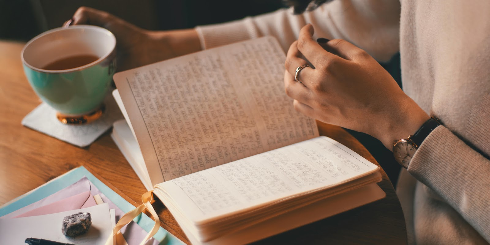 Une femme avec un journal | Source : Pexels
