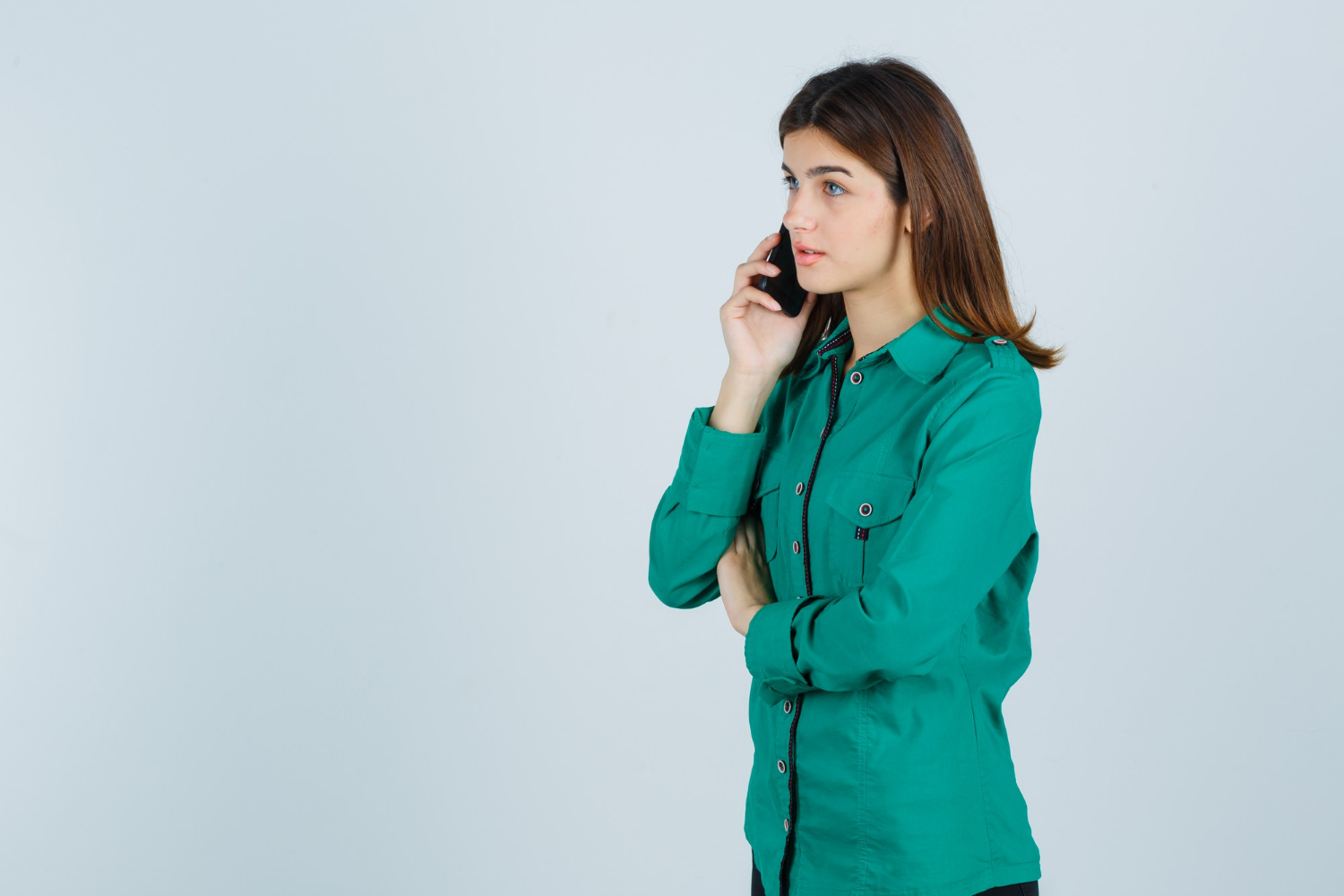 Vue latérale d'une femme frustrée parlant au téléphone | Source : Freepik