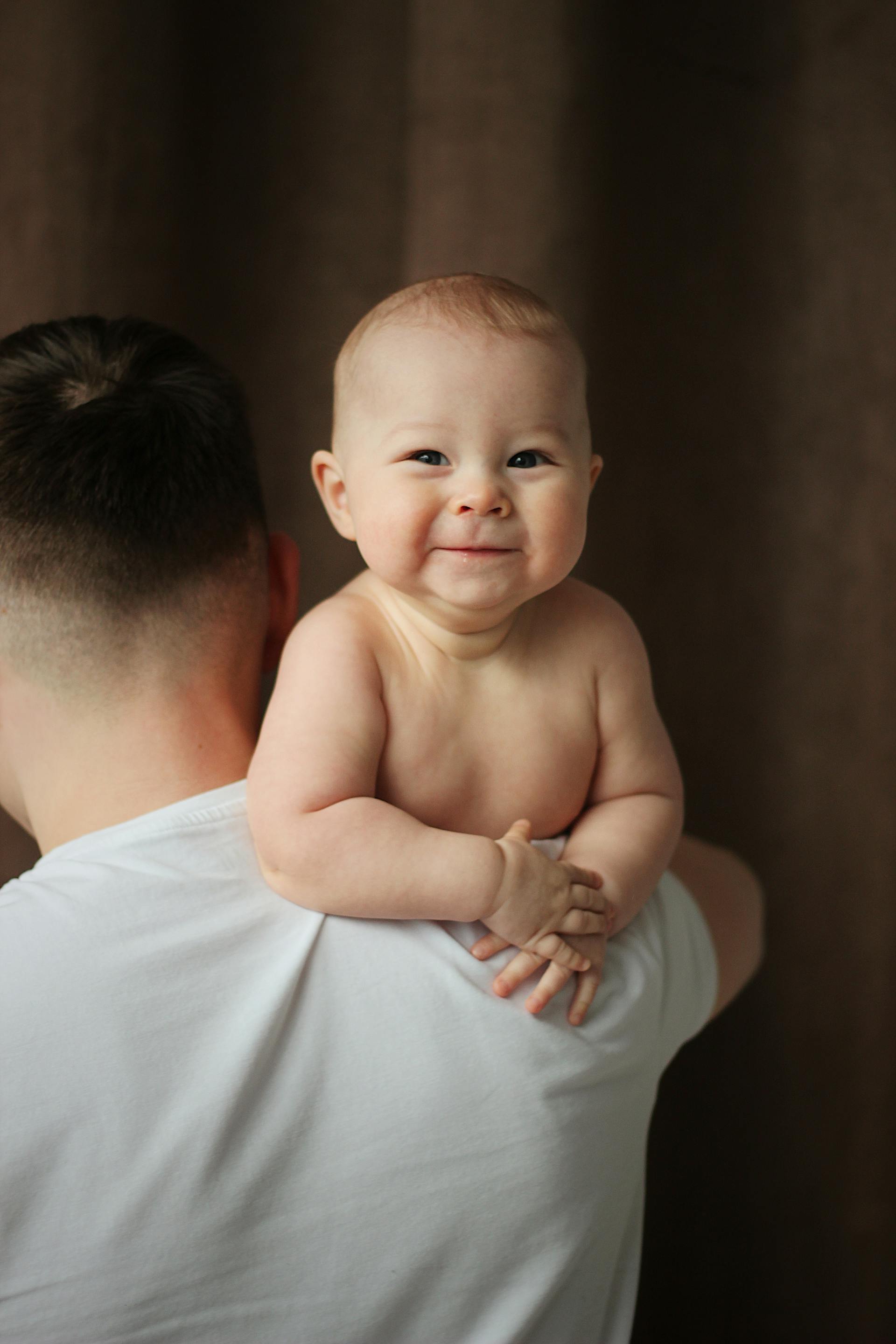 Un homme portant un bébé | Source : Pexels