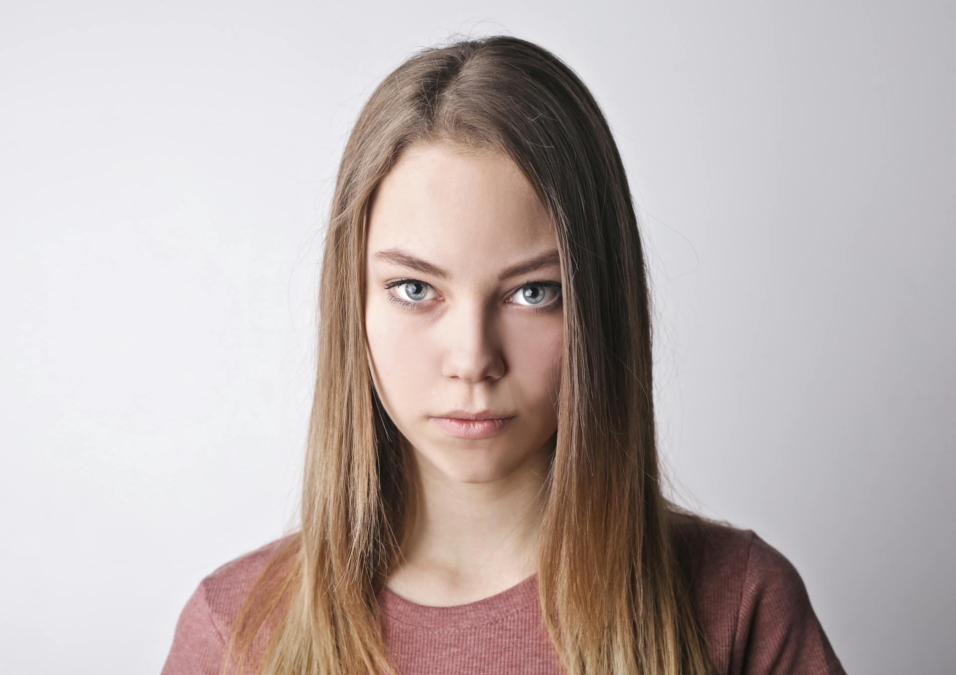 Une jeune fille à l'expression sérieuse | Source : Pexels