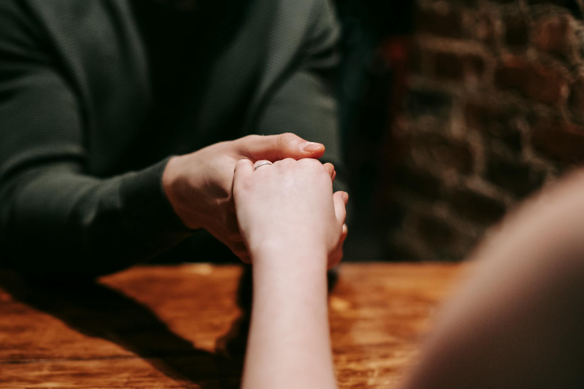 Un homme tenant la main de sa petite amie | Source : Pexels