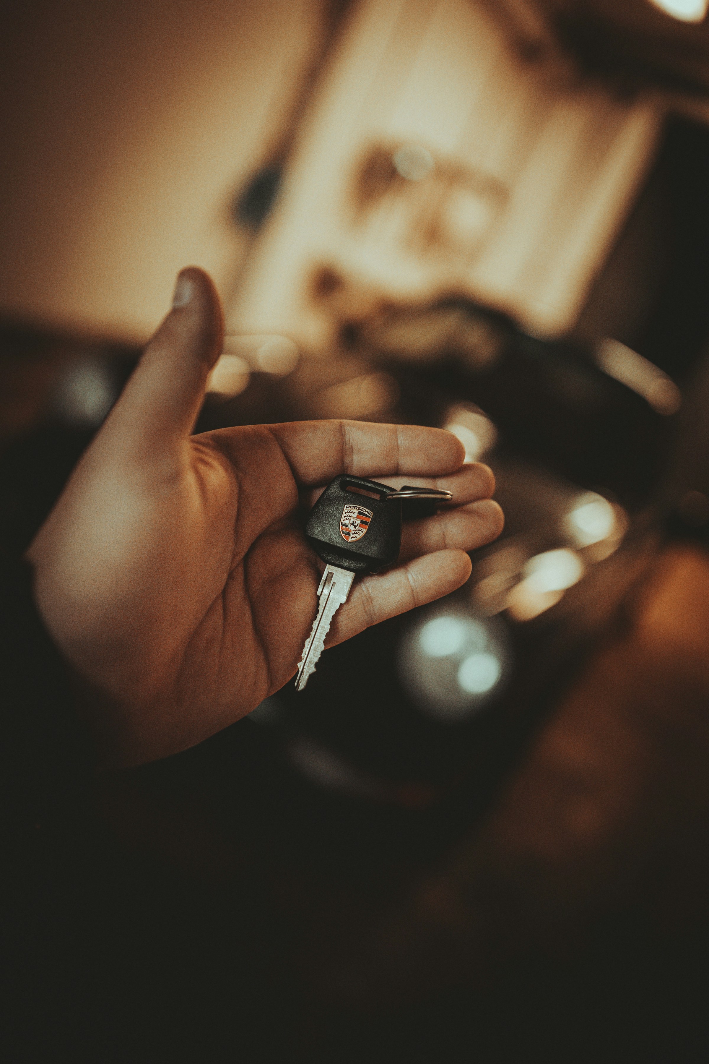 La main d'un homme tenant une clé de voiture | Source : Unsplash