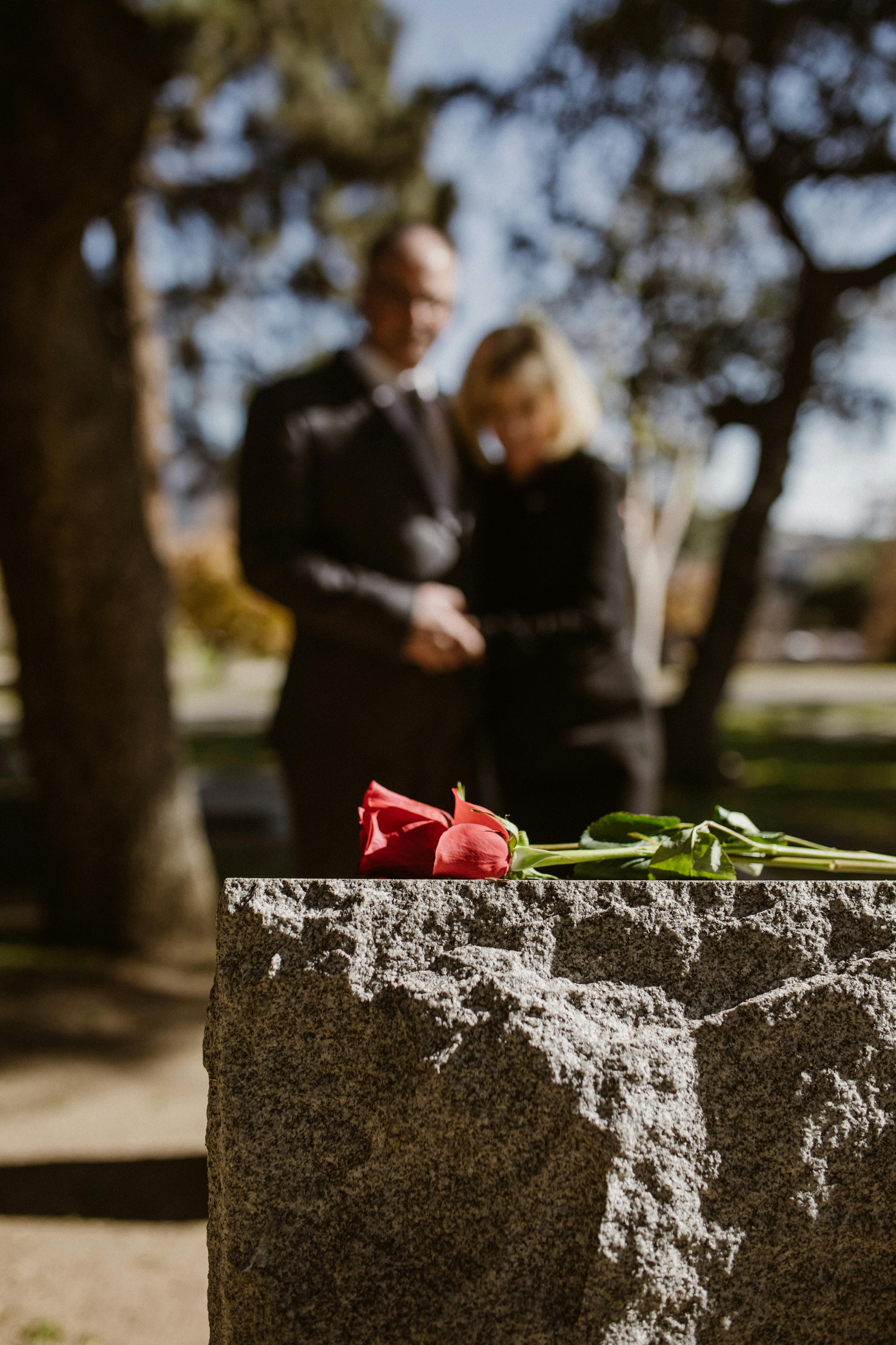 Un couple près d'une tombe | Source : Pexels