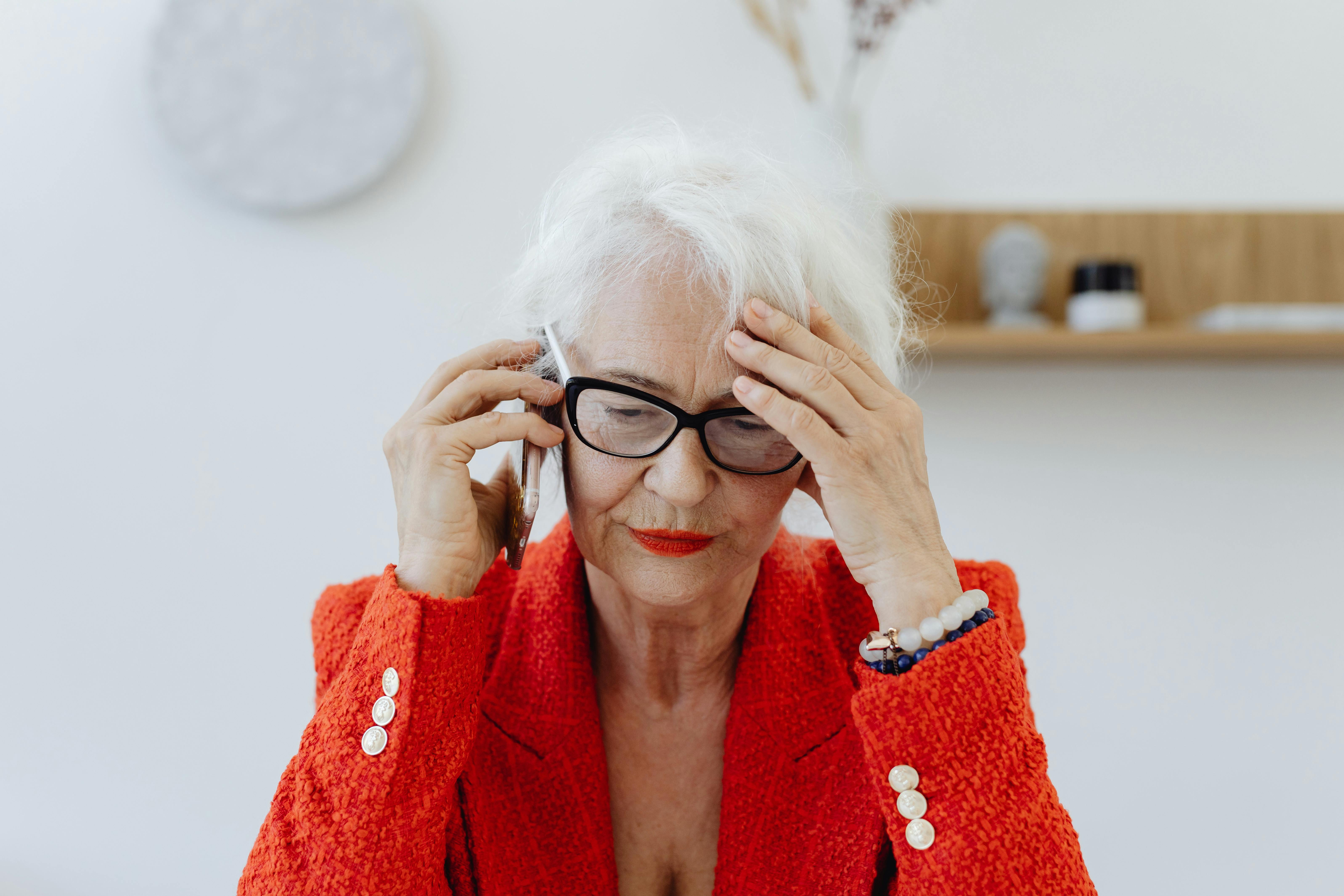 Une femme sérieuse lors d'un appel | Source : Pexels
