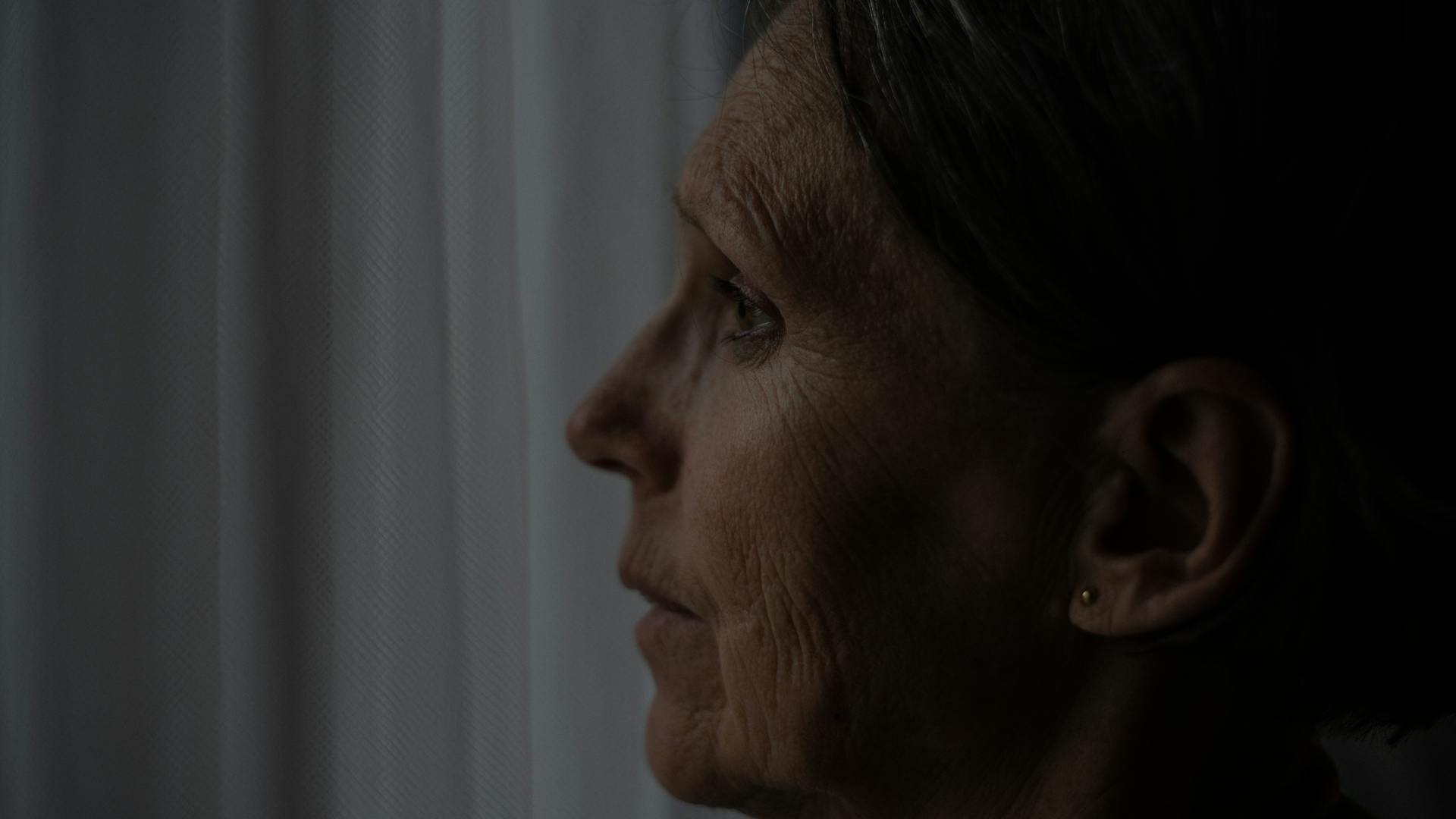 Gros plan sur une femme âgée triste | Source : Pexels
