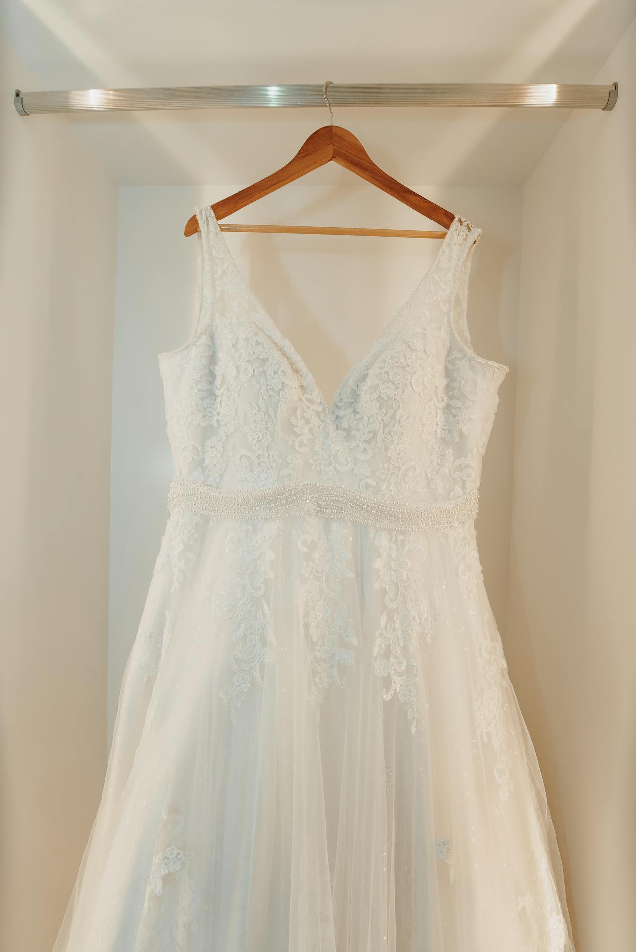 Une robe de mariée sur un cintre | Source : Pexels