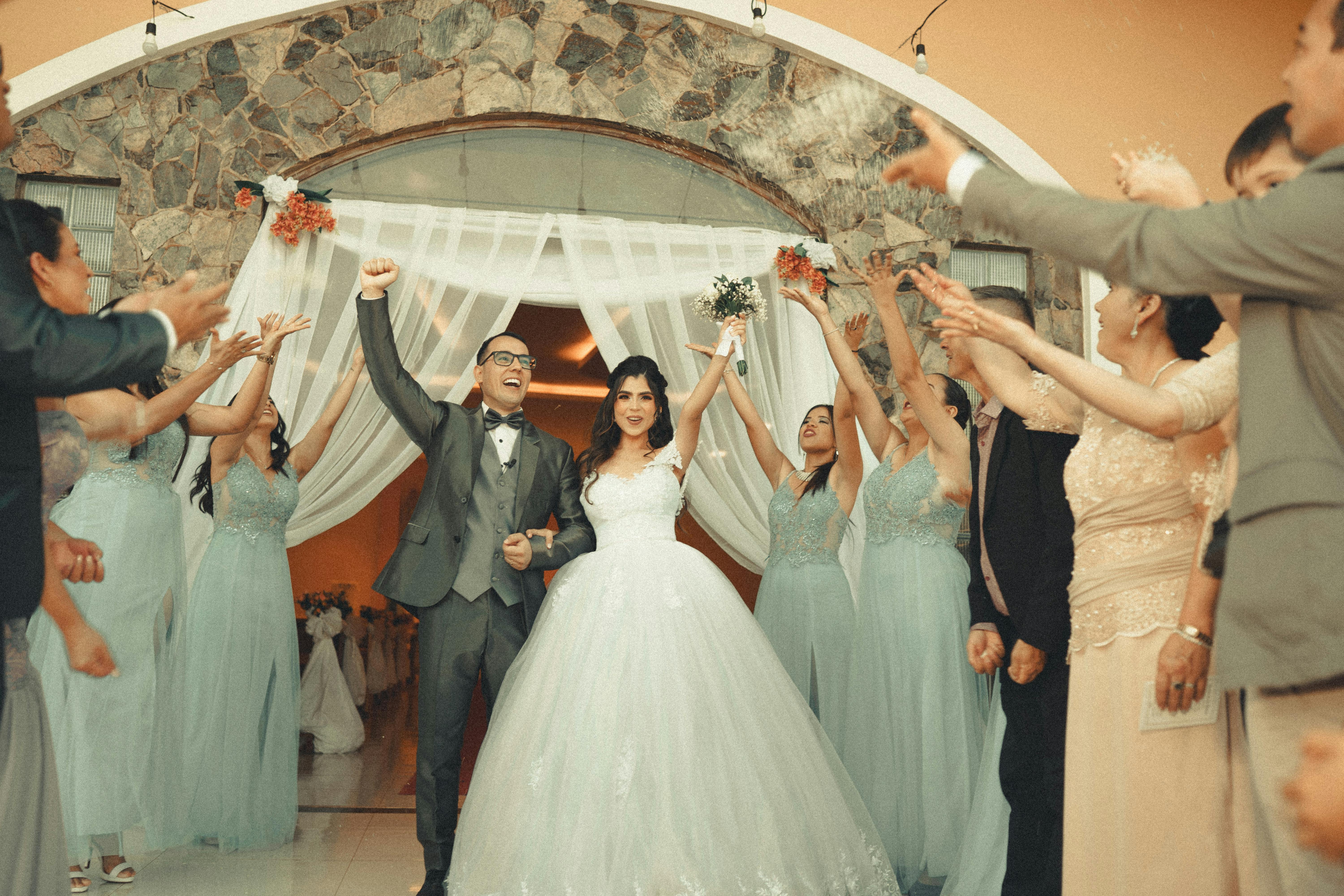 Une mariée et un marié fêtant leur mariage | Source : Pexels